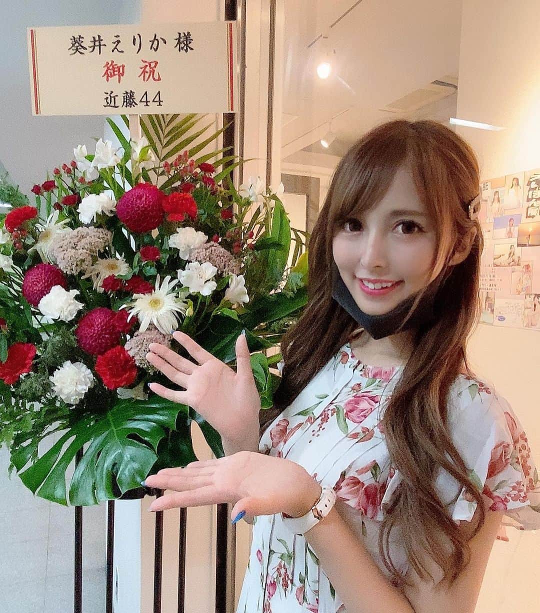葵井えりかのインスタグラム：「本日から18日まで#えりぽん展  開催します✨(*´꒳`*) . とても見応えのある空間になってます！個展は初めてで、プリントして展示してもらうのは少し久しぶりです。 皆の展示を見て、嬉しさがいっぱいです！ アートギャラリー道玄坂でお待ちしています💕明日はお昼過ぎからのんびりいます(*´꒳`*) . #portrait#えりぽん展#葵井えりか#photography #写真好きな人と繋がりたい」