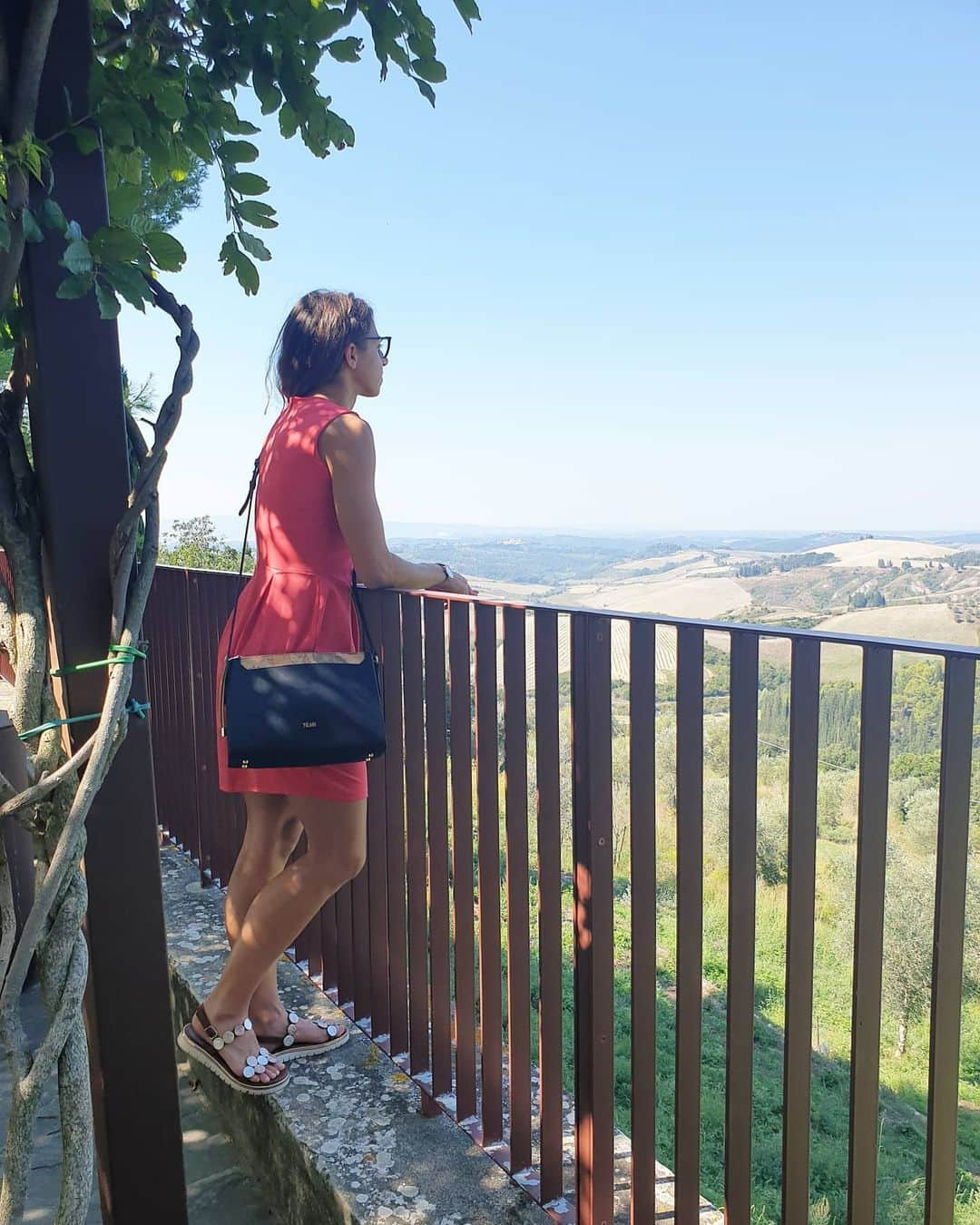 アイリーン・シラグサさんのインスタグラム写真 - (アイリーン・シラグサInstagram)「La mia anima è Toscana ❣ #sunday #withlove  _____________________________________ #dayoff #aroundtuscany #bluesky #relaxtime #noworries #landscape #view #country #teatrodelsilenzio #castelfalfi #fly #italy #travelers」9月14日 0時16分 - irenesiragusa