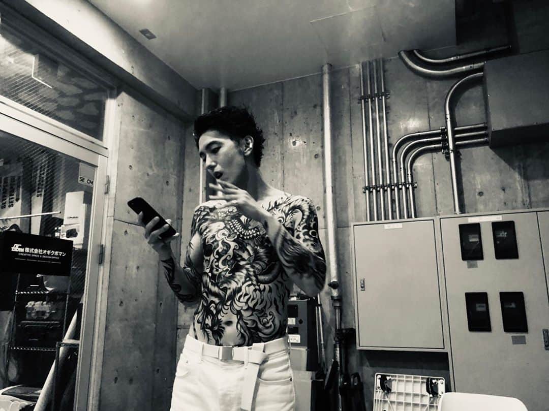 原田新平のインスタグラム：「Off shot  画家、川口絵里衣さんの個展で川口さんが描いたボディペイントの写真が展示されます。 今回はそのモデルを務めさせて頂きました。  9/19(土)から五反田のギャラリーで始まります。  ペン画で描く絵画の数々、その存在感に圧倒されます。  是非遊びにいらしてください。  painting @ellykawaguchi  hear make @awajimisato   ——————————————- 「 IN 」 ELLY KAWAGUCHI Solo Exhibition ELLY KAWAGUCHI × YU JITO × MISATO AWAJI  Body Paint Photo Exhibition   外への広がりから、より内側へと密を込めた絵画作品を発表します。 多種多様な細密だけではない「IN」の世界をお楽しみ下さい。 初の試みとして写真家・地藤悠、へアメイクアーティスト・淡路美里と共同制作し、 10名をモデルにした、ボディペイント写真展を同時開催致します。   ＜Date＞  2020/9/19(sat)～27(sun) 13:00 ～18:00  ＜Place＞ gallery 201 〒141-0001　品川区北品川6-2-10島津山ペアシティ201号室   ＜Elly Kawaguchi ＞ @ellykawaguchi  ＜Yu Jito＞ @jitoyu  ＜Misato Awaji＞ @awajimisato  ＜gallery 201 ＞ @gallery201gallery」