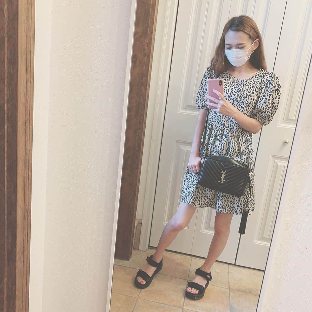 町田亜里香さんのインスタグラム写真 - (町田亜里香Instagram)「この前のリールのCODE👗𖤣𖥧𖥣｡ この日はまだ暑かったので サンダルにしました👡ˎˊ˗ もう28歳だけど、ヒョウ柄着ちゃう。 可愛いから着ちゃう。 せっかくメイクしても半分マスク😷笑 . . #code #アニマル柄 #ヒョウ柄  #レオパード #ひょう柄 #ワンピース  #ミニワンピース #ママコーデ #ysl  #マスク #コロナに負けるな」9月14日 0時17分 - ari_gram_111