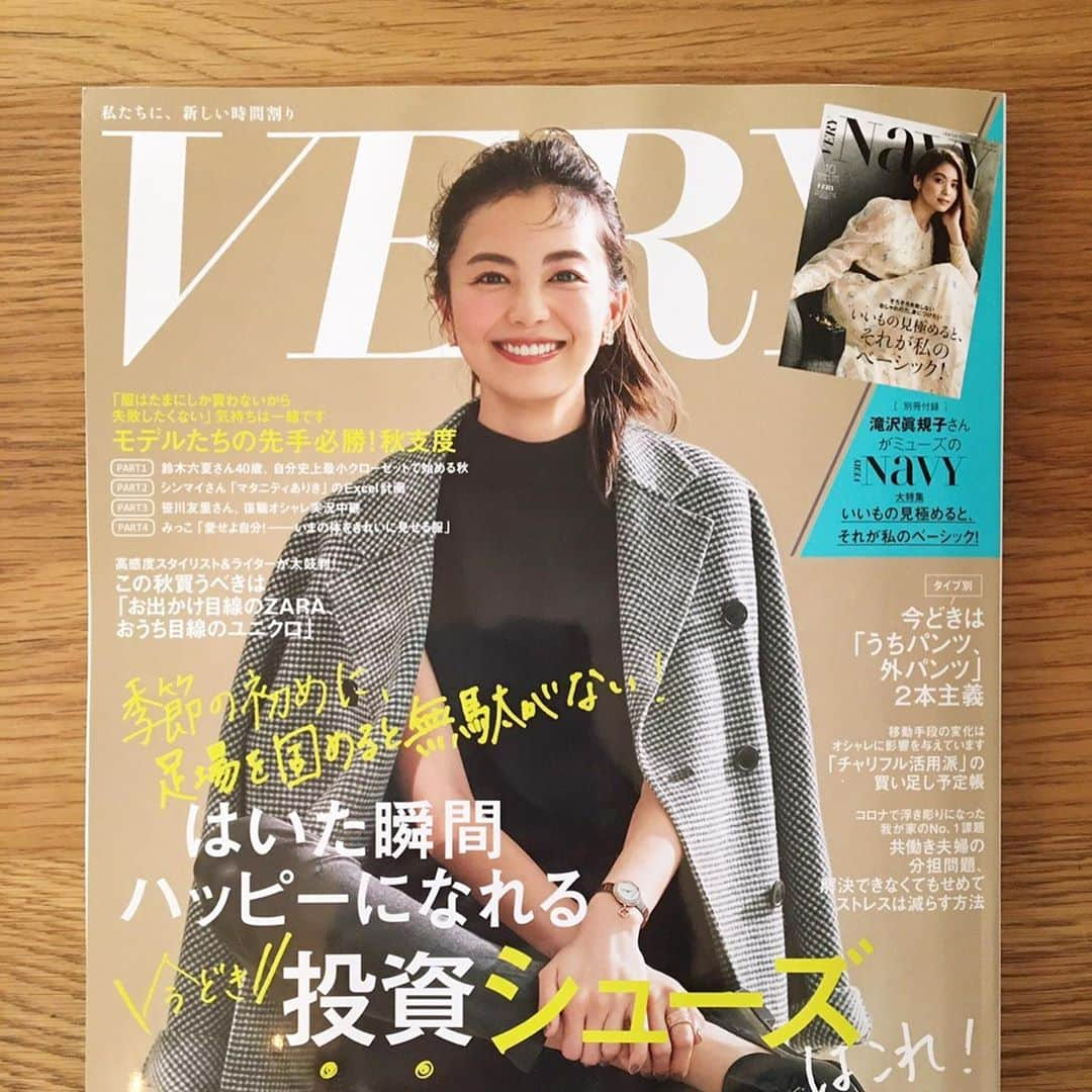 岡田育さんのインスタグラム写真 - (岡田育Instagram)「Appeared on monthly “VERY” magazine October 2020 issue. One of the interviews titled “Words after COVID-19 crisis toward our new world”.  . . 雑誌『VERY』今月号に出ております。「アフターコロナの世界をひらく言葉」という特集。担当してくださったのは #乙女美学校 の卒業生！ そしてNYへ戻った直後の私、日米間の郵便事情の都合でまだ現物を受け取れてないのですが、VERY直撃世代の妹がどこのスタイリストかよって出来栄えのブツ撮りを送ってくれました。数年前に彼女から教わるまでタキマキが誰かも知らなかった姉でございます……。 . . @veryweb.jp #雑誌very #japanesemagazine #ikuokada #岡田育 #私も足場を固めたい #VERY」9月14日 0時29分 - okadaic