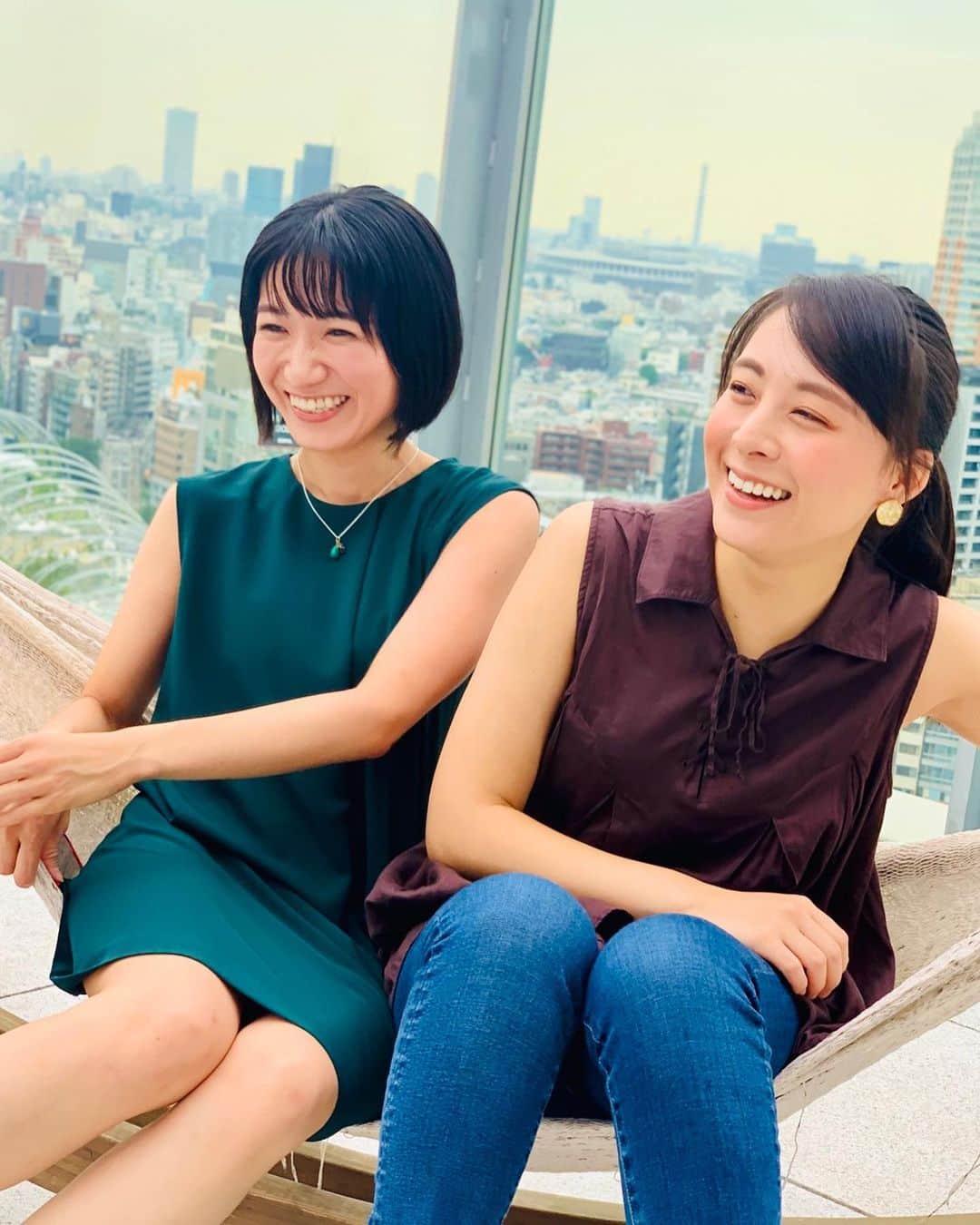 田原彩香のインスタグラム：「渋谷を背景に笑う2人👯‍♂️  #渋谷フクラス #CÉLAVITokyo #テラスランチ #渋谷 #爆笑 #笑顔 #ハンモック」