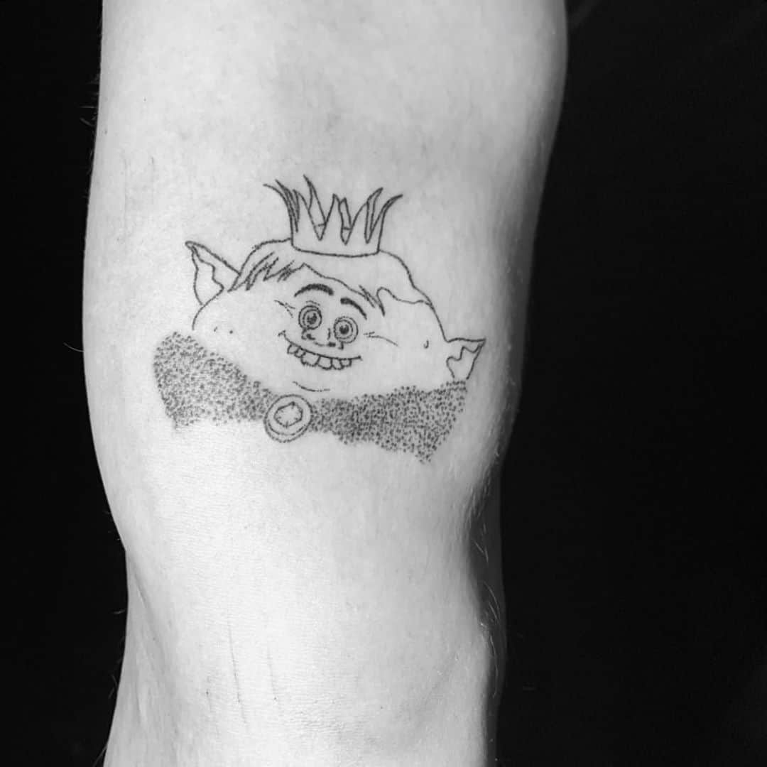 マシュー・カマのインスタグラム：「When your daughter’s favorite movie is Trolls and your best friend is the voice of Gristle, you have @jaynawon tattoo this on you. Thanks for the Bergen ❤️」