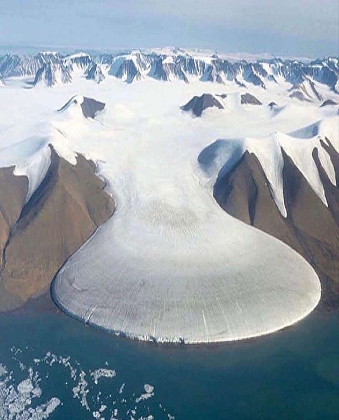 Discover Earthさんのインスタグラム写真 - (Discover EarthInstagram)「Have you ever seen a glacier? Impressive, right ? "The Elephant Foot Glacier in northeastern Greenland, looks like a bowl of batter that has been poured over a pan. The sheer pressure of the zillion-ton ice has broken through the mountain and spilled into the sea in a near symmetric, fan-shaped lobe. Such glaciers are known as piedmont glaciers, and the Elephant Foot Glacier is a perfect example of it. Its shape is so distinct that it stands out dramatically from its surroundings when viewed from high above." 🇬🇱 #discovergreenland via @geologyaspirants Photos credits : unknown  #elephantfootglacier #greenland #glacier」9月14日 0時30分 - discoverearth