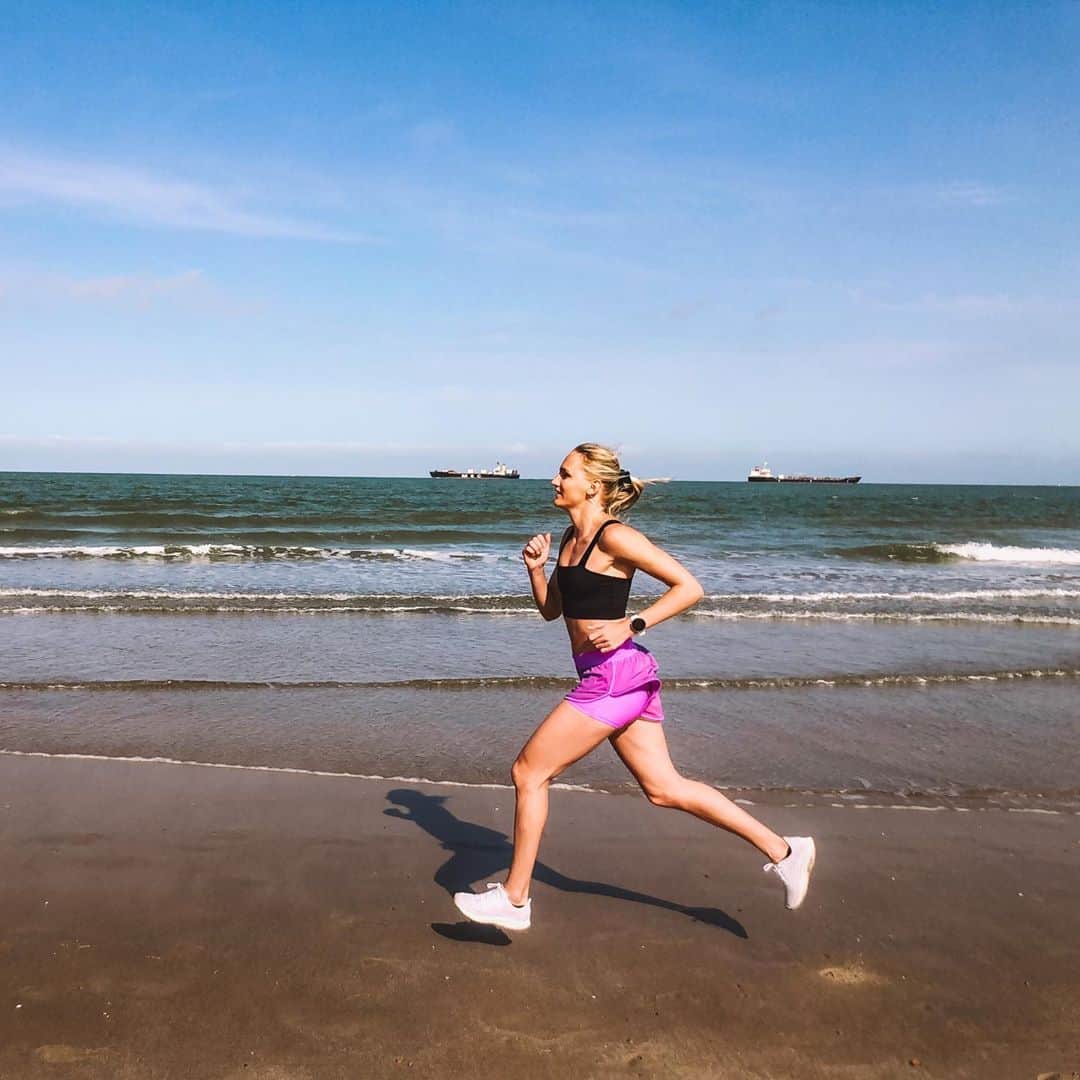 ハンネ・クレスのインスタグラム：「Doing what I love, again 💙💜 #grateful #running #weekendjeweg #tzeetje #familytime #postsurgery」