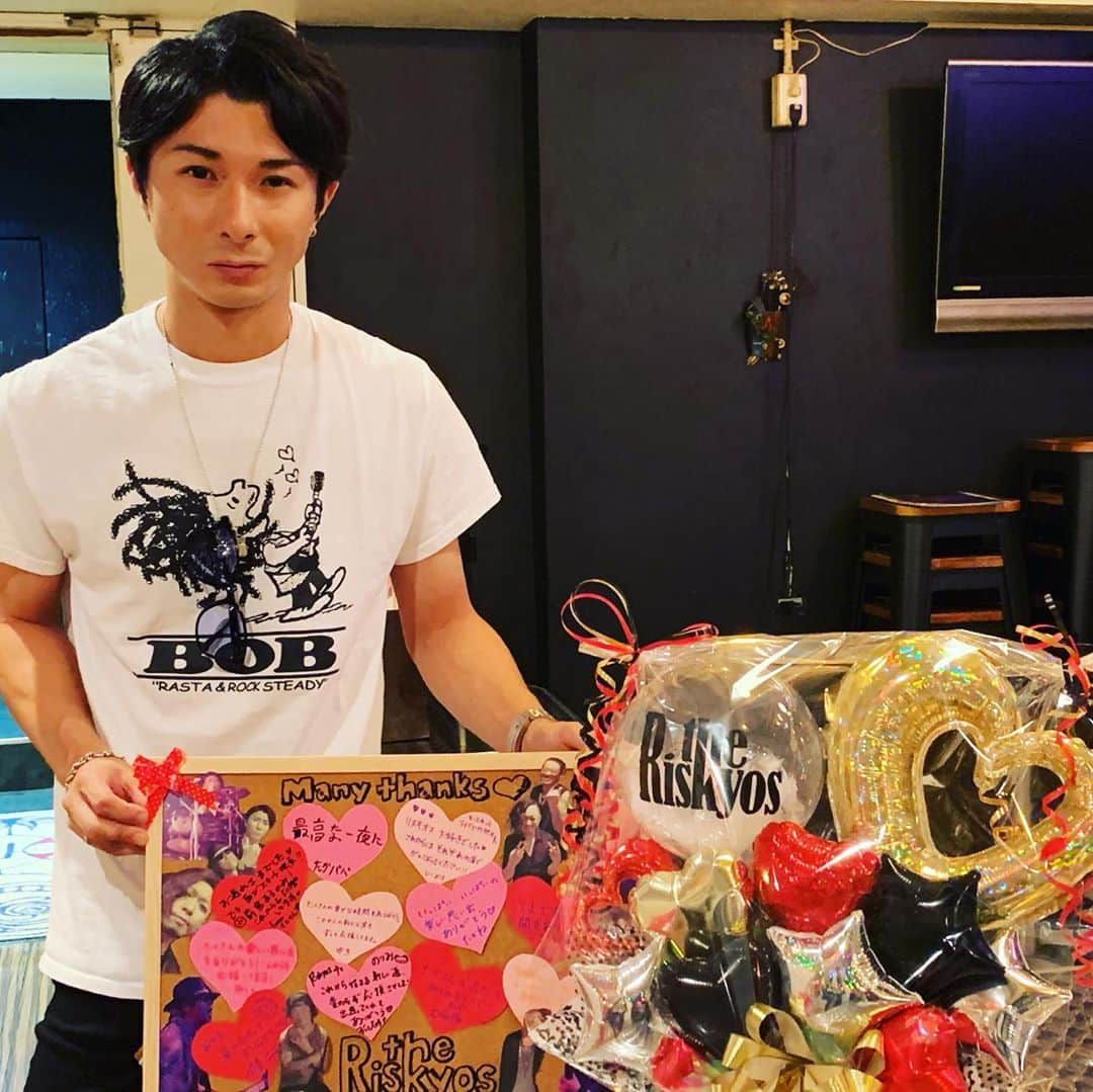 弦のインスタグラム：「the Riskyos 無事解散いたしました！ 約5年間、応援し続けた皆様に本当感謝しかありません。 リスキオスは本当に幸せなバンドです。 今後は各々の道を全力で突き進みます！！！ ありがとうございました。 #theriskyos #解散　#心斎橋　#soma  #ありがとう」