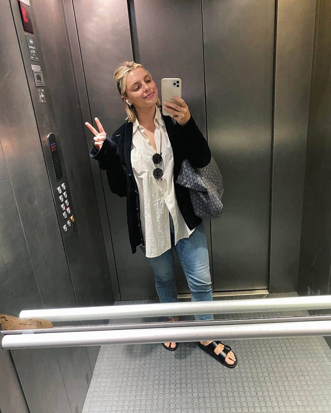 Estée Lalondeのインスタグラム：「Be easy✌️」