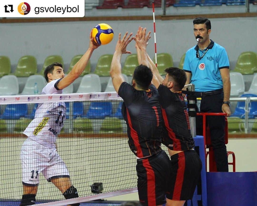 ガラタサライSKさんのインスタグラム写真 - (ガラタサライSKInstagram)「Galatasaray HDI Sigorta Erkek Voleybol Takımımız, Axa Sigorta Efeler Ligi'nde yeni sezonun ilk maçını Arkas Spor deplasmanında oynadı.  Atatürk-Sigorta Shop Spor Kompleksi'nde oynanan mücadeleyi takımımız 23-25, 25-21, 19-25, 23-25'lik setlerle 3-1 kazandı.   Maurice Torres 20 sayı ile, Burutay Subaşı ise 19 sayı ile galibiyete önemli katkı verdiler. Vahit Emre Savaş ise 13 sayılık performansıyla, 6 blok sayısı ile savunmada önemli görev üstlendi.   Takımımız ligde ikinci hafta maçını 17 Eylül Perşembe günü Burhan Felek Spor Kompleksi'nde Haliliye Belediye'ye karşı oynayacak.」9月14日 0時52分 - galatasaray