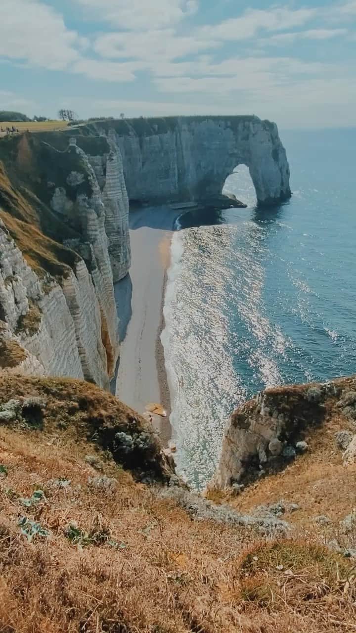 カロリーヌ・ド・メグレのインスタグラム：「The Beach Boys - All I Wanna Do (1970) Etretat, Normandie #OneSongADayCDM」