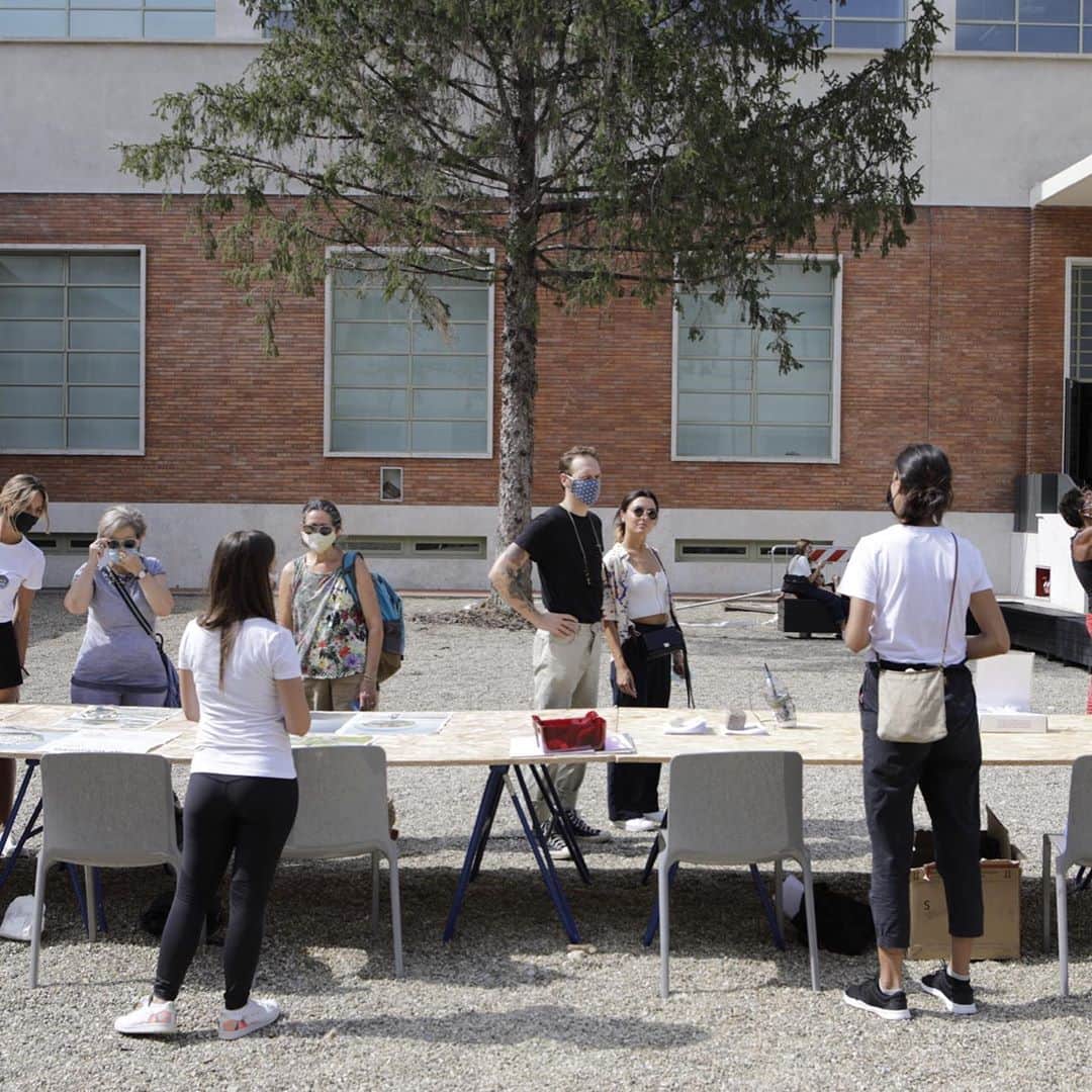 のインスタグラム：「Si concludono gli ARIA Days, le tre giornate alla Manifattura Tabacchi dedicate alle sculture aerosolari di Tomás Saraceno. Le fotografie scattate da Giancarlo Barzagli immortalano i volontari che hanno aiutato 200 persone a diventare “piloti” e hanno contributo a far conoscere il mondo di Aerocene a oltre 1.000 persone!  Crediti: "Aerocene launches", 2020, Manifattura Tabacchi, Firenze, as part of exhibition Tomas Saraceno. Aria, Palazzo Strozzi, Firenze. Photo by Giancarlo Barzagli. Licensed under CC BY-SA 4.0  #TomasSaraceno @studiotomassaraceno #StudioTomasSaraceno #PalazzoStrozzi @manifatturatabacchifi #manifatturatabacchi #manifatturatabacchifirenze @giancarlobarzagli #Aria @aerocene #Aerocene #AeroCommunity #FreeFromFossilFuels #Firenze #Florence #Tuscany #Toscana #Mostra #Exhibition #ArtGram #ContemporaryArt」