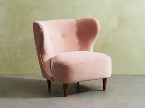 HGTVさんのインスタグラム写真 - (HGTVInstagram)「Step back gray and beige! 💖 Call it pink, call it blush, but this always on-trend color just keeps on giving. 💗 Designers can't stop their crush on blush—many call pink the new neutral! 😍 Head to the link in our profile to find pretty pink pieces—like this sexy wingback chair from Christiane Lemieux (@christianelemieux) for @anthropologie—that bring a subdued pop of color to your space. 💘 🔝⁠ ⁠ #pink #blush #design #interiordesign #colortheory」9月14日 1時01分 - hgtv