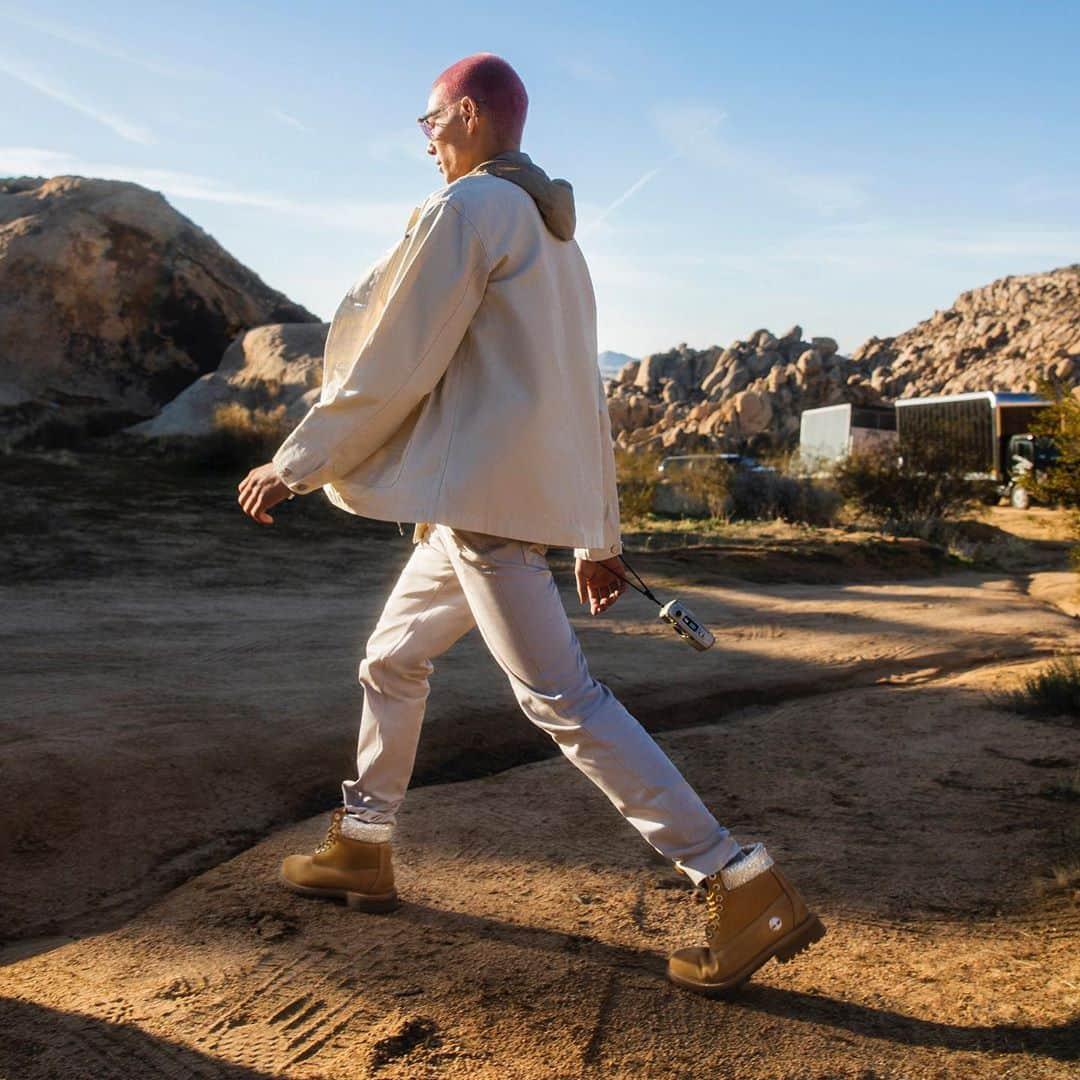 ティンバーランドさんのインスタグラム写真 - (ティンバーランドInstagram)「Behind the scenes with Jimmy Choo x Timberland. Shot within the unique landscape of the California desert. Mirrors reflect details on the boots and the beauty of Nature. Get yours on Timberland.com. #jimmychooxtimberland」9月14日 1時01分 - timberland