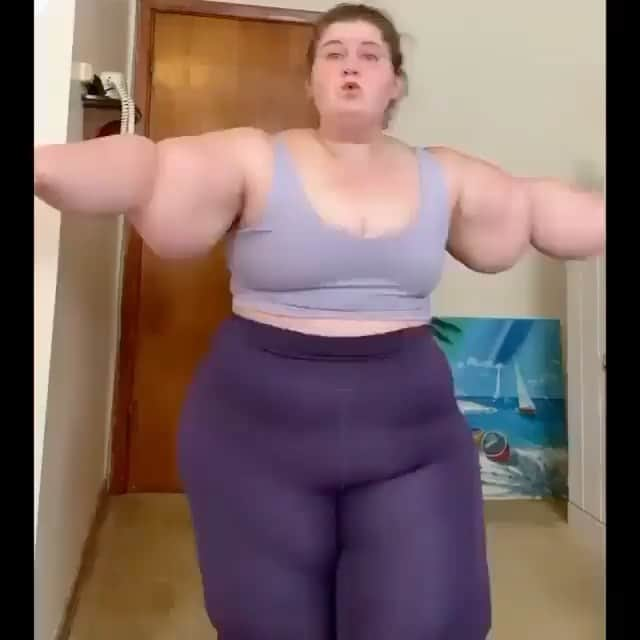 3.6m Fit Girl Videosのインスタグラム：「“Hi. Hello. Hey there. As you can see, I have rolls and bumps and lumps and loose skin and wiggly, jiggly skin and cellulite. You probably have some of those things too. So does pretty much everyone else in the world! This wiggly jiggly body of mine has done amazing things for me though! It’s carried me through life. It’s gone on adventures across the country, up mountains, down rivers, through sprint triathlons, on fun weekends with friends and everything in between. This body has earned my respect. Yours has too. I promise you that. Reminder to give you and your body some love today.” by @lauras_fit_to_live #fallbackfearless」