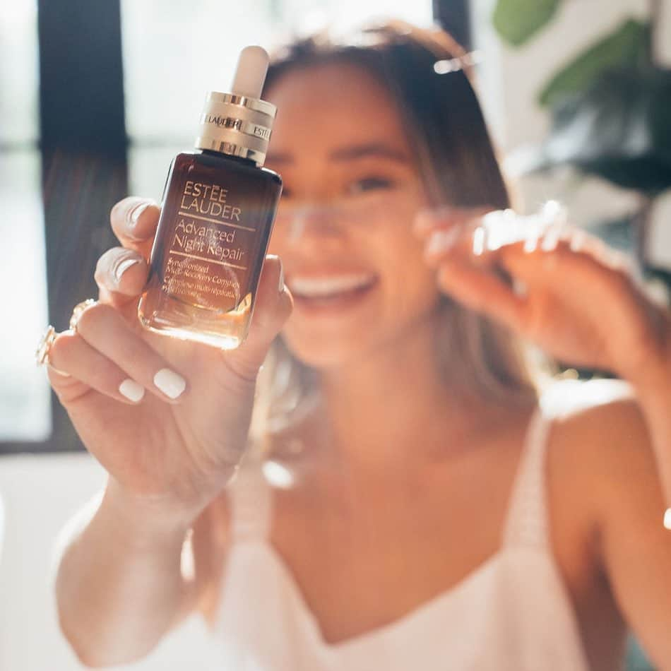 エスティローダーさんのインスタグラム写真 - (エスティローダーInstagram)「"I'll take ten more bottles, please, and thank you!" – #EsteePartner @jamiejchung can't get enough of NEW #AdvancedNightRepair #serum.❤️ Whether it's the high levels of #HyaluronicAcid or the 8-hour anti-oxidant protection, you'll find a reason to love our #LittleBrownBottle, too! Tap to shop & join #GenerationANR now!」9月14日 1時02分 - esteelauder