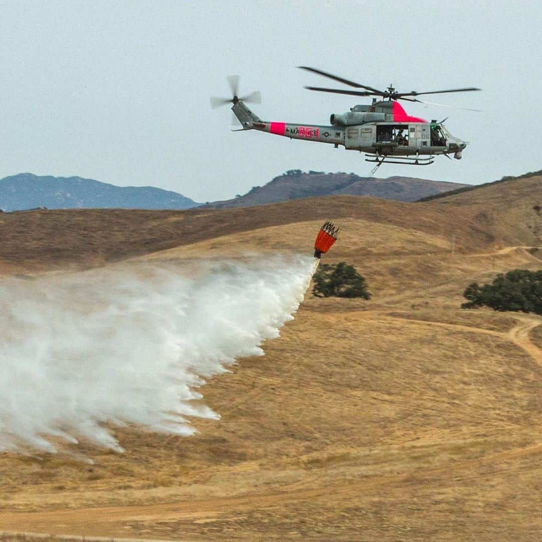 アメリカ海兵隊さんのインスタグラム写真 - (アメリカ海兵隊Instagram)「Water Works  A UH-1Y Venom helicopter with the @3rdmaw drops water during firefighting training on @mcb_camp_pendleton.  Marines there provided support to California’s Department of Forestry and Fire Protection’s fight against the #ValleyFire in East @countyofsandiego. As of Friday, @calfire reported the fire was 55 percent contained. (U.S. Marine Corps photo by Lance Cpl. Kerstin Roberts)  #USMC #Marines #Military #Firefighting」9月14日 1時05分 - marines