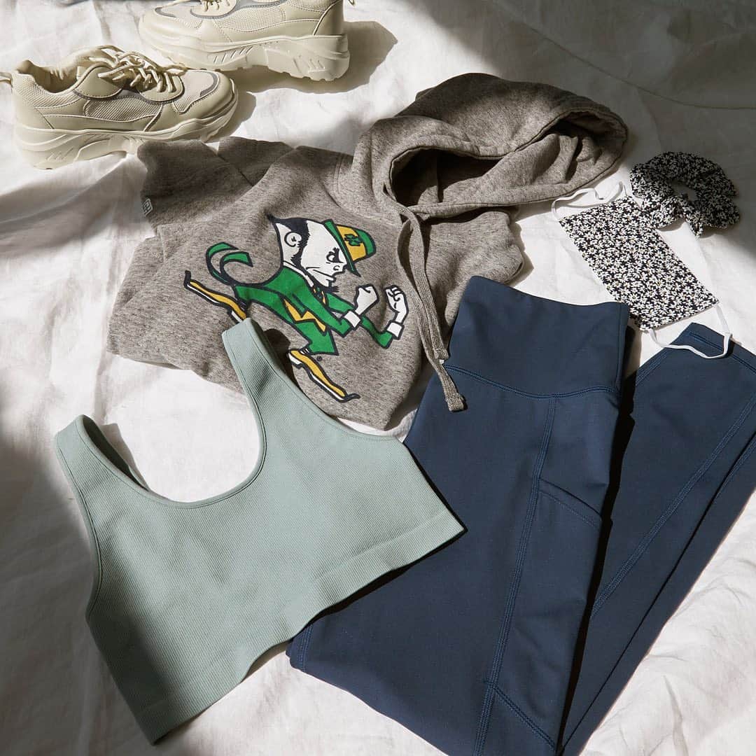 American Eagleさんのインスタグラム写真 - (American EagleInstagram)「A comfy weekend look featuring The Everything Pocket Legging & a cropped Tailgate hoodie」9月14日 1時08分 - americaneagle