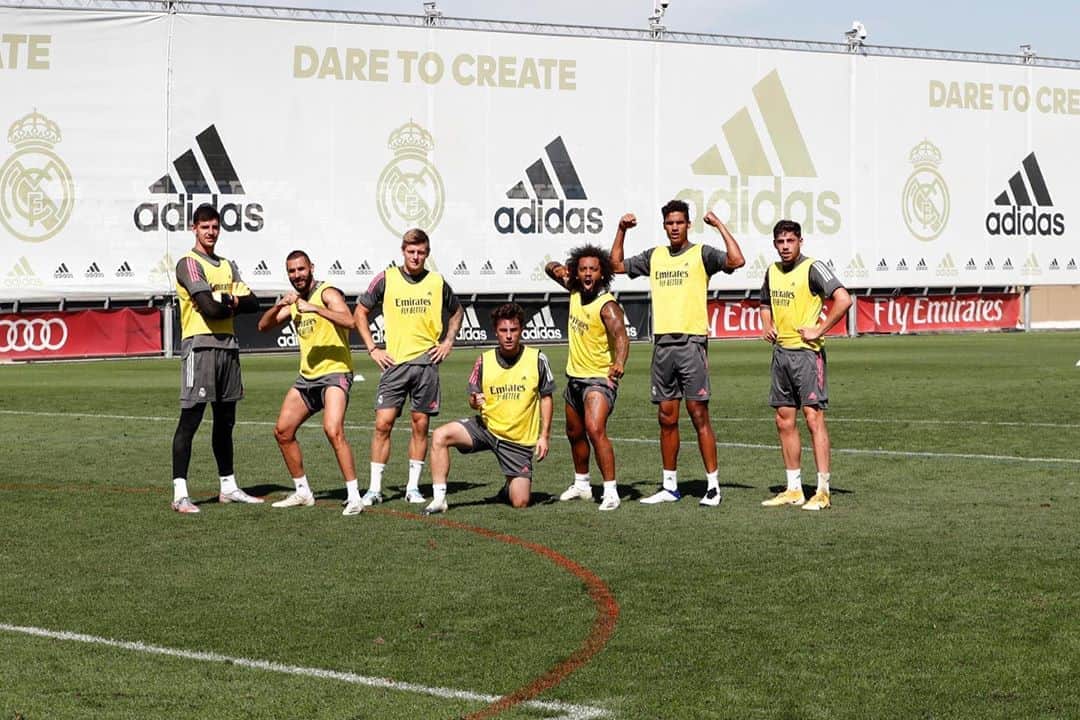 ティボ・クルトゥワのインスタグラム：「Terminando la semana y cada vez mejores sensaciones! #HalaMadrid」