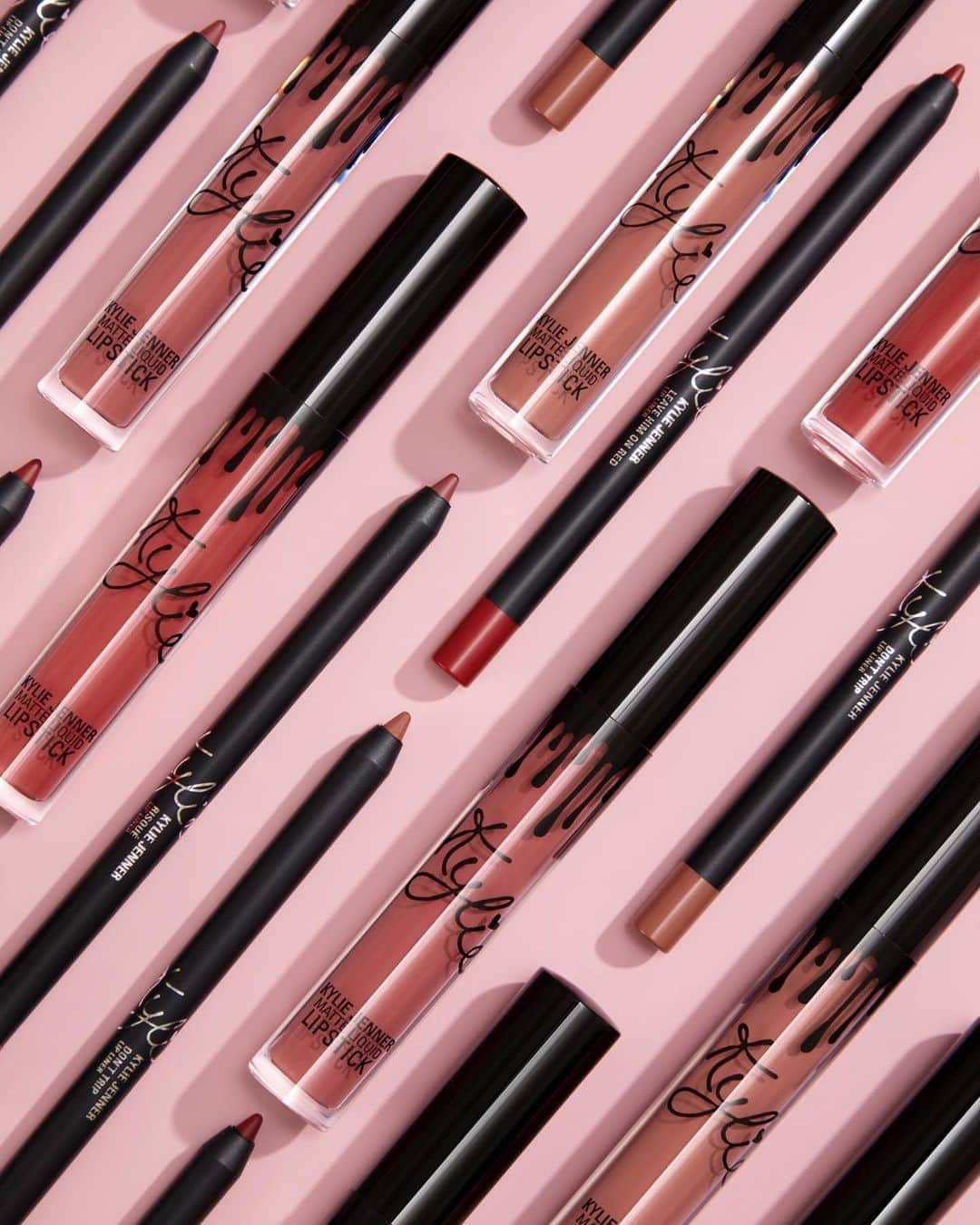 Kylie Cosmeticsさんのインスタグラム写真 - (Kylie CosmeticsInstagram)「we love a good matte lip! 💕 what's your go to Kylie lip shade? 🌟」9月14日 1時11分 - kyliecosmetics