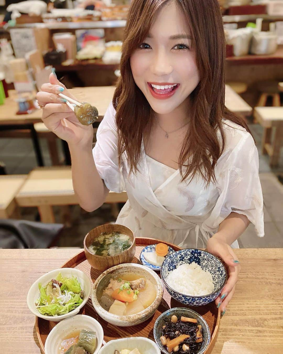 海江田麻貴さんのインスタグラム写真 - (海江田麻貴Instagram)「ㅤㅤㅤ  ㅤㅤㅤ #いっぱい食べるきみが好き 待ち😋💗笑笑 ㅤㅤㅤ ㅤㅤㅤ 食べるの大好きなのに食べた分だけすぐ太る体質なので、 口にいれるものはめちゃ好きなもの！か、 そのときどうしても食べたいもの！か、 栄養あって美味しいもの！て決めてます🦋  ㅤㅤㅤ よう食べるのでいっぱい食べても栄養あって ギルトフリーな食事を選びまふ😋🌿  ㅤㅤㅤ この日は雨で髪の毛しなしな〜☔😂 やっと行けてうれしかった @yaoyatogohansimizu 🥬💓 ㅤㅤㅤ ㅤㅤㅤ 和食おいしいカフェおすすめあったら 教えてくださーいっ🥢🍲♥️  ㅤㅤㅤ  ㅤㅤㅤ  ㅤㅤㅤ  #八百屋とごはんしみず #和食 #お野菜 #お野菜たっぷり #japanesefood #定食ランチ #北堀江カフェ #北堀江 #大阪ランチ #堀江カフェ #堀江ランチ #四ツ橋カフェ #mercuryduo #マーキュリーデュオ #ミディアムヘア #ゆる巻き #流し前髪 #japanesegirl」9月14日 1時18分 - _makiii0924_