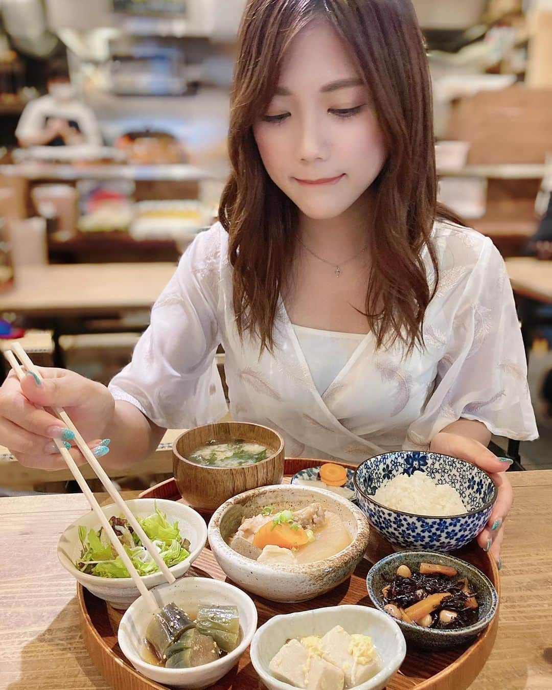 海江田麻貴さんのインスタグラム写真 - (海江田麻貴Instagram)「ㅤㅤㅤ  ㅤㅤㅤ #いっぱい食べるきみが好き 待ち😋💗笑笑 ㅤㅤㅤ ㅤㅤㅤ 食べるの大好きなのに食べた分だけすぐ太る体質なので、 口にいれるものはめちゃ好きなもの！か、 そのときどうしても食べたいもの！か、 栄養あって美味しいもの！て決めてます🦋  ㅤㅤㅤ よう食べるのでいっぱい食べても栄養あって ギルトフリーな食事を選びまふ😋🌿  ㅤㅤㅤ この日は雨で髪の毛しなしな〜☔😂 やっと行けてうれしかった @yaoyatogohansimizu 🥬💓 ㅤㅤㅤ ㅤㅤㅤ 和食おいしいカフェおすすめあったら 教えてくださーいっ🥢🍲♥️  ㅤㅤㅤ  ㅤㅤㅤ  ㅤㅤㅤ  #八百屋とごはんしみず #和食 #お野菜 #お野菜たっぷり #japanesefood #定食ランチ #北堀江カフェ #北堀江 #大阪ランチ #堀江カフェ #堀江ランチ #四ツ橋カフェ #mercuryduo #マーキュリーデュオ #ミディアムヘア #ゆる巻き #流し前髪 #japanesegirl」9月14日 1時18分 - _makiii0924_