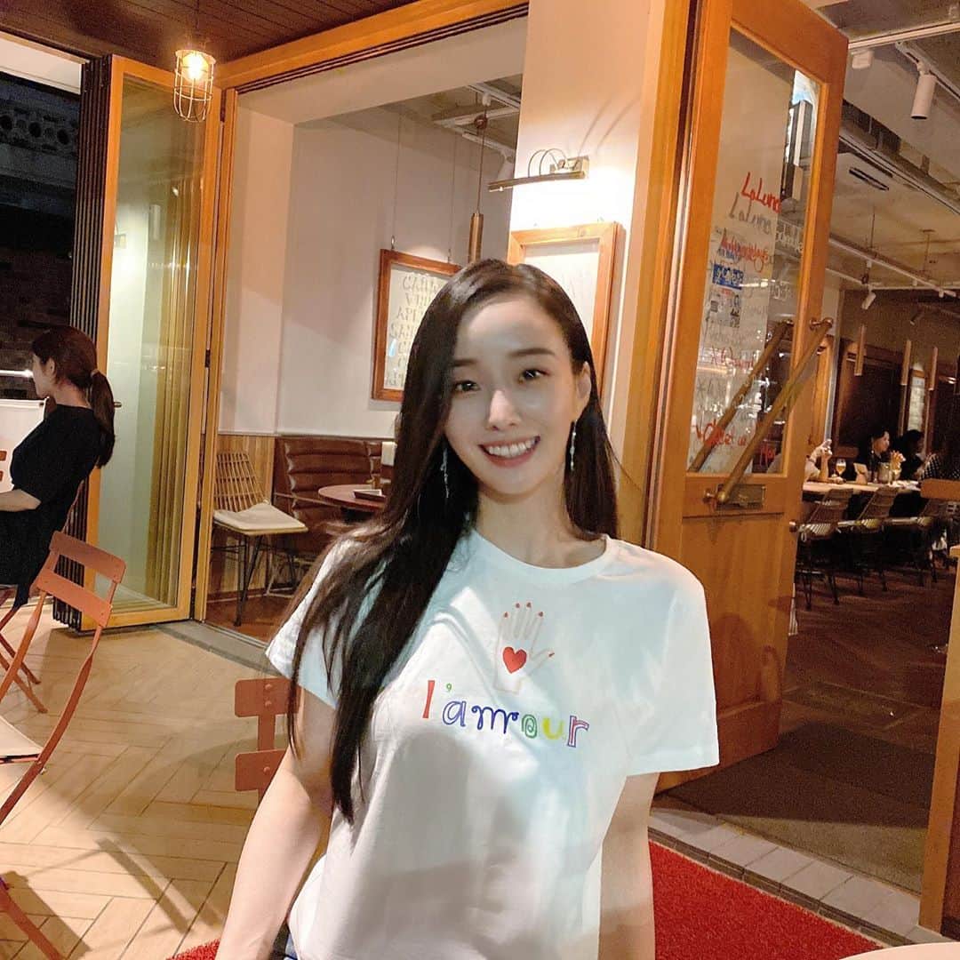 ムン・イェウォンのインスタグラム：「L’amour ❤️ 6월에 샀던 t-shirt 친구가 만든 티셔츠에요 🤩 이 날은 날씨가 더웠는데 벌써 선선해졌어요 시간이 너무 빨라요 😭 #카페테리아라루나」