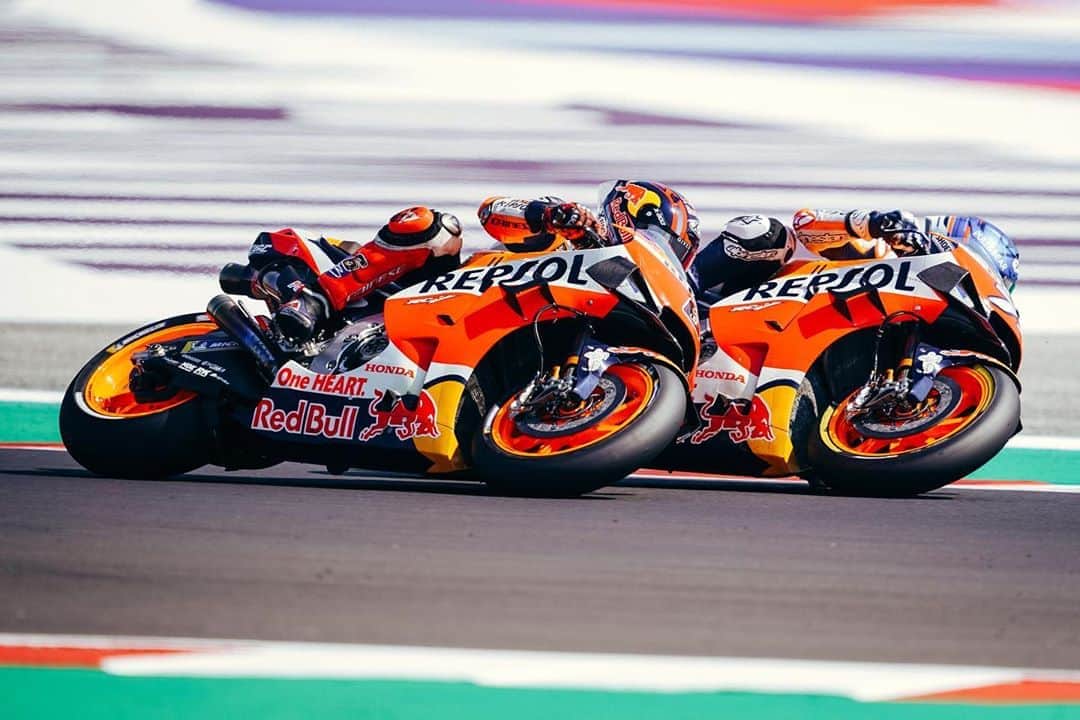 レプソル・ホンダのインスタグラム：「Formation flying at the start of today’s race 🛩🛩 ⠀⠀⠀⠀⠀⠀⠀⠀⠀ #SanMarinoGP #MotoGP #AM73 #AlexMarquez73 #SB6 #StefanBradl #Repsol #Honda #RepsolHonda #HRC #RC213V #ThePowerOfDreams #Racing #Motorcycle #Team #OneHeart」