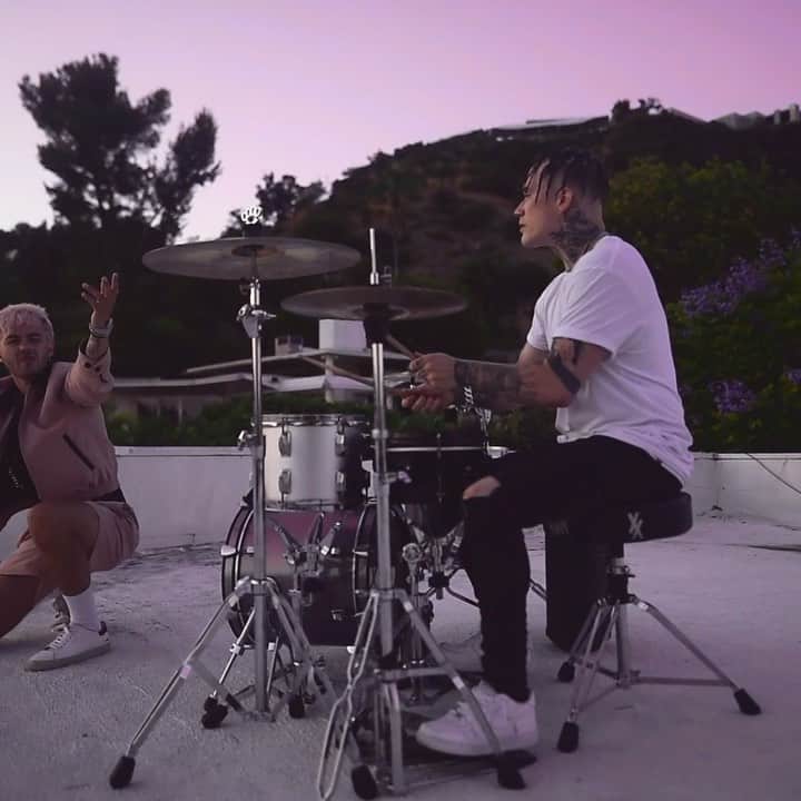 ジャック・ジョンソンのインスタグラム：「Let me know if y’all want the drum cover... you been goin so hard for the new record I think it’s only right 👀 @rookxx」