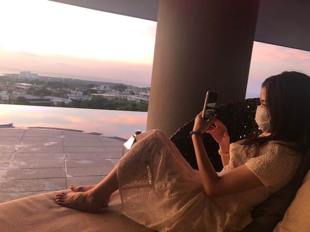 Laraのインスタグラム：「🌇 . 陽が沈んでいくのが綺麗すぎた。 少しずつ変わり続けるから 目が離せなくて、 ずっと ボーッとみてた😌🧡 こういう時幸せを感じる…  #夕陽#癒し#無加工#自然」