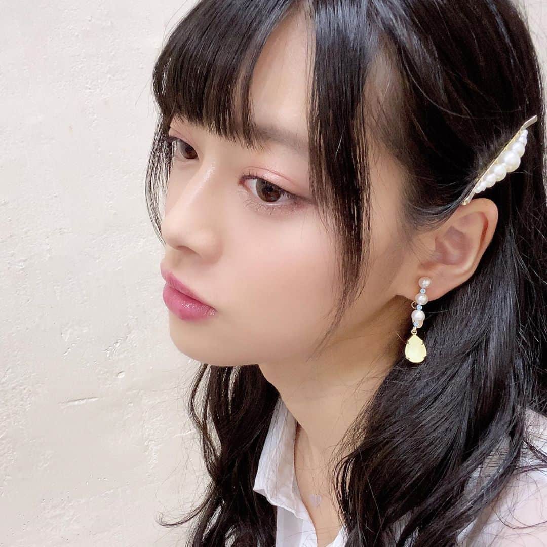 藤田いろはのインスタグラム：「KNOCK OUT  PPVゲストでした！﻿ 優しく教えてくださった四家さん茂田さん良太郎さん駿太さんありがとうございました🌟﻿ ﻿ ヘッドセットにフェイスシールドしてたから見えなかったと思うけど、実は可愛いピンつけてたの🌟﻿ ヘアメイクさんが私のイヤリングと合うからって私物のピンつけてくれたんだ〜！かわいくしてくれてとてもはっぴー﻿ ﻿ ﻿ 今回の試合は2週間見逃し配信あるので、是非忙しくて観られなかった方もみてみてね🥊﻿ とても面白かったからおすすめだよ！！！！！！！！！！！！﻿ ﻿ https://twitcasting.tv/kb_knockout/shopcart/20999﻿ ﻿ 全く何もわからないままラウンドガールの時になんとなくすごいなーってリングのそばで観てて毎回思ってたけど、今日は質問すると横で教えてくださったので、何がすごいのかちゃんとわかった💡﻿ 実は配信の前にも色々質問してて、今まで観てて不思議だったこともかなり解消したから、もう語りたいくらい！﻿ キックボクシングって本当に面白いね！！！！﻿ 普通に沼にハマりそう。﻿ ﻿ ﻿ ﻿ ‪#藤田いろは#グラビア#gravure #japanesegirl #レースクイーン#tokyo  #l4l #aziangirl  #ビジョビ #模特 #뷰티스타그램 #cosplay #黒髪ロング#팔로우#소통해요#셀스타그램#モデル #model #그라비아 #모델 #日本的 #sexy  #性感美女 #性感尤物 #格闘技 #ツイキャス #キックボクシング #liquem #リキュエム#ラウンドガール」