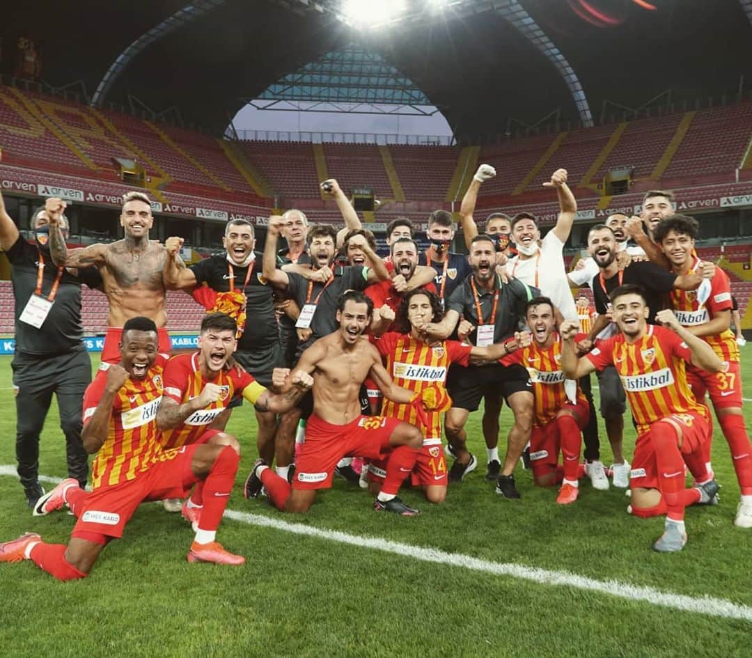 ミゲル・ロペスのインスタグラム：「Bravo team! 💪🏼🔥  #3points #hardwork #nevergiveup」