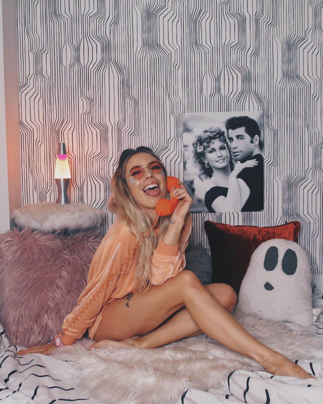 Kalyn Nicholsonのインスタグラム：「2000s flashback: barrettes in hair, matching sweat set, KD + peanut butter jam sandwiches, pink lava lamp and blink182 playing in the background.  2000s reality: doodling Mrs. McCartney on my diary in a skort & layered tank tops while my best friend tells me her crush had dunk-a-roo icing on his face when he kissed her behind the gym doors after school and my sister yellin at me to get off the phone so she can use the internet 📞  listen, I've got two tickets to 2000's throwbacks baby, come with me Sunday don't say maybe 🍭 I uploaded a 2000's throwbacks video to my channel solely so we could hangout under the neon lights and dance away any weirdness from last week before Monday begins. if you're a 80s/90's/00's babe come vibe!」