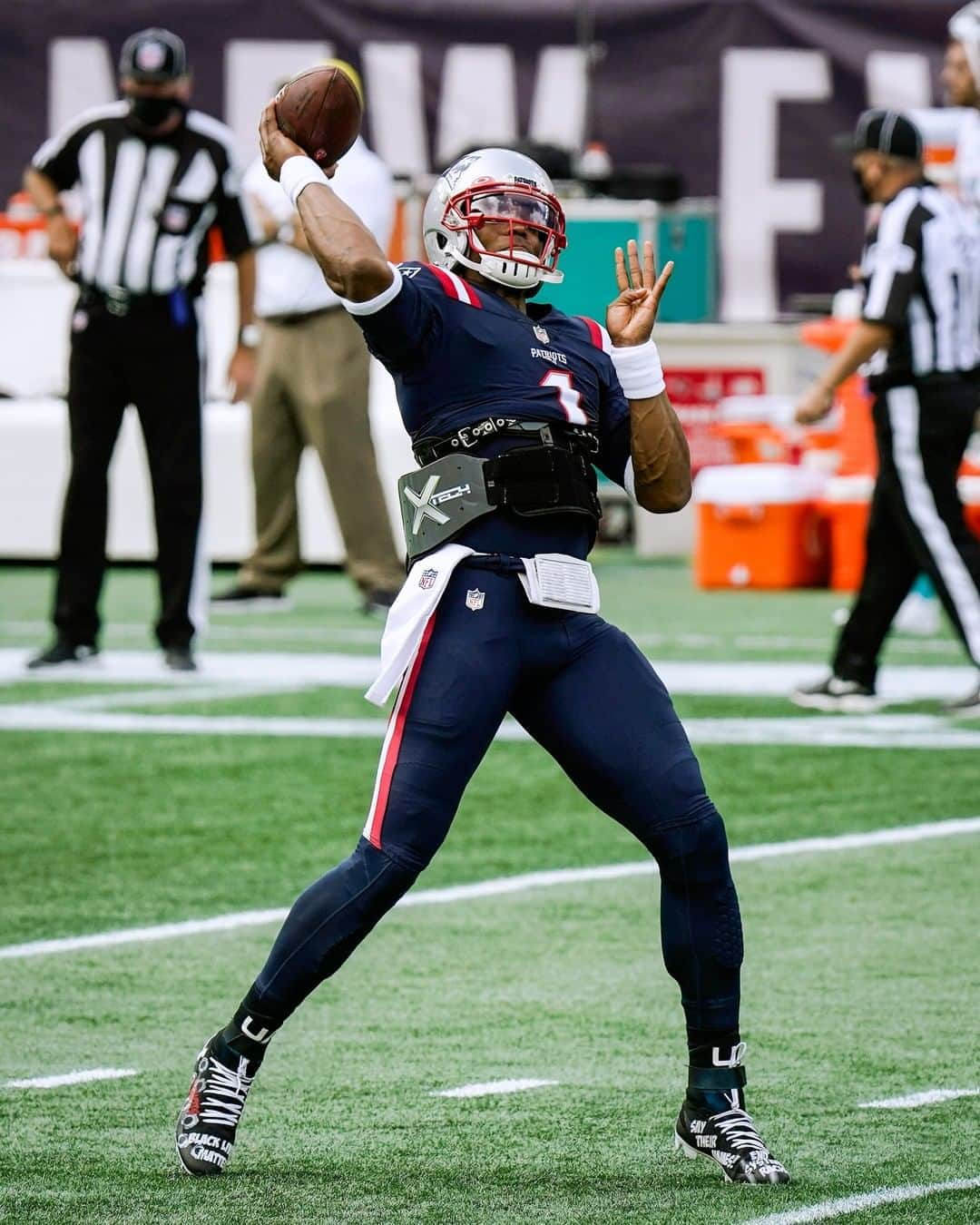 NFLさんのインスタグラム写真 - (NFLInstagram)「@cameron1newton makes his @patriots debut! #MIAvsNE  📺: 1pm ET on CBS⁣ 📱: NFL App // Yahoo Sports App 📷: Steven Senne/AP」9月14日 1時33分 - nfl