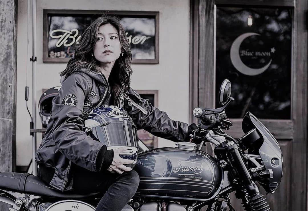 采女華のインスタグラム：「@acecafejapan さんの AWカタログなお写真  (photographer 井上 演さん @hiromu_inoue )  #acecafe #acecafejapan #model  #motorcycle #bike #エースカフェ #カタログ #モデル #撮影 #バイク #triumph #triumphtokyo #triumphtokyobay #lightning #edition #lightningedition #speedtwin」