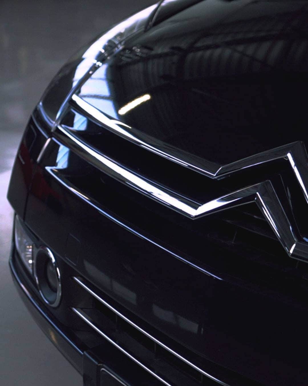 Citroënのインスタグラム：「With its unique styling, 2005 Citroën C6 wears the chevrons of its creator with panache 👌! #OnceUponACar #ClassicCar #Citroën #LeConservatoire #OldButGold #InstaCar #CarsOfInstagram #PicoftheDay #CarLifestyle #Vintagecar #Vintage #Carswithoutlimits #Collection」