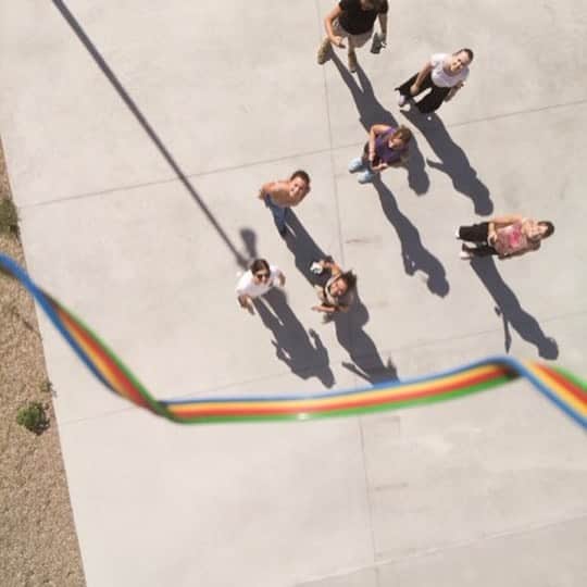 のインスタグラム：「Si concludono gli ARIA Days, le tre giornate alla Manifattura Tabacchi dedicate alle sculture aerosolari di Tomás Saraceno. Le fotografie scattate dal “bottle device”, il cuore delle sculture volanti, immortalano i volontari che hanno aiutato 200 persone a diventare “piloti” e hanno contributo a far conoscere il mondo di Aerocene a oltre 1.000 persone!  #TomasSaraceno @studiotomassaraceno #StudioTomasSaraceno #PalazzoStrozzi @manifatturatabacchifi #manifatturatabacchi #manifatturatabacchifirenze #Aria @aerocene #Aerocene #AeroCommunity #FreeFromFossilFuels #Firenze #Florence #Tuscany #Toscana #Mostra #Exhibition #ArtGram #ContemporaryArt」