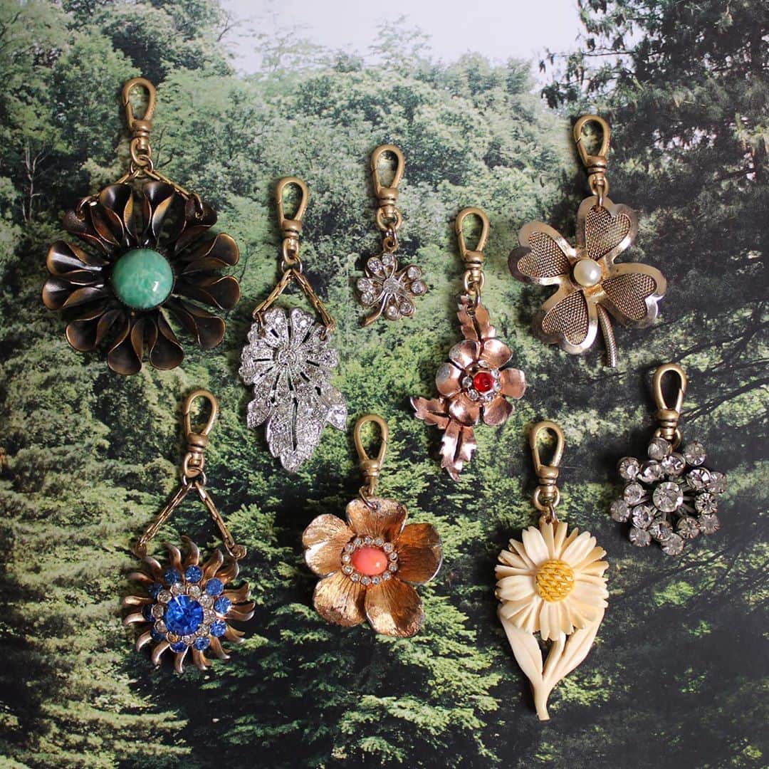 ルル フロストのインスタグラム：「Fall florals always top our favorite lists. We love the moody tones and colors of this selection. Shop our latest batch of vintage charms, each hand-selected from antiques dealers by Lulu herself.  Check them out via the link in our bio. #lulufrost #vintage #charms」