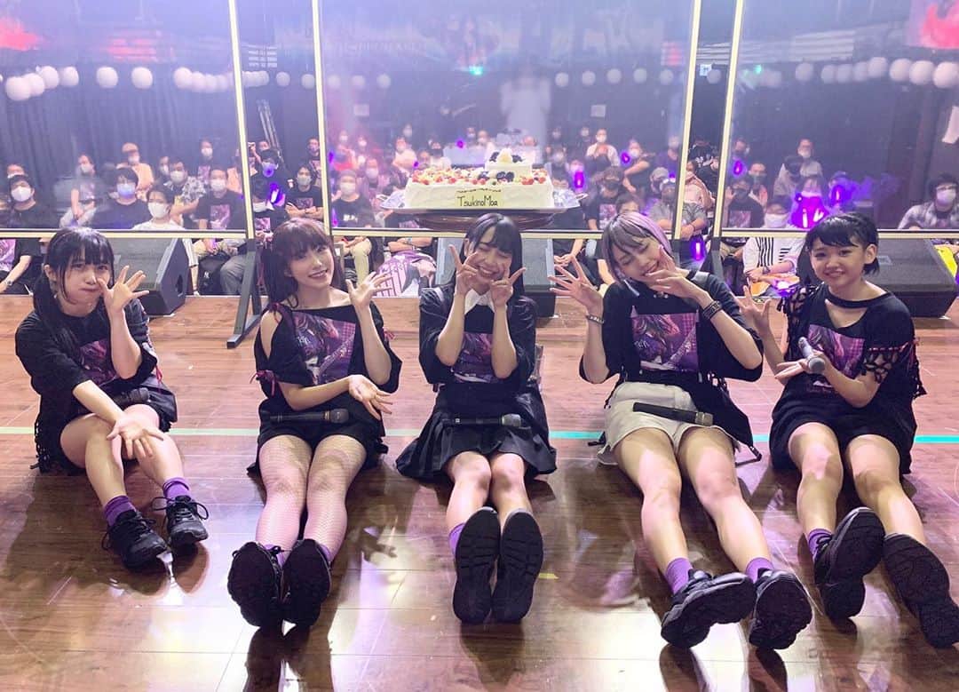 月野もあのインスタグラム：「記念写真💜🌙  会場は80人限定ライブでした、、！ 早く会場キャパいっぱいの人数で ライブできるようになったら いいな、、、、🌙🌙🌙🌙  #記念写真 #月野もあ生誕祭2020」