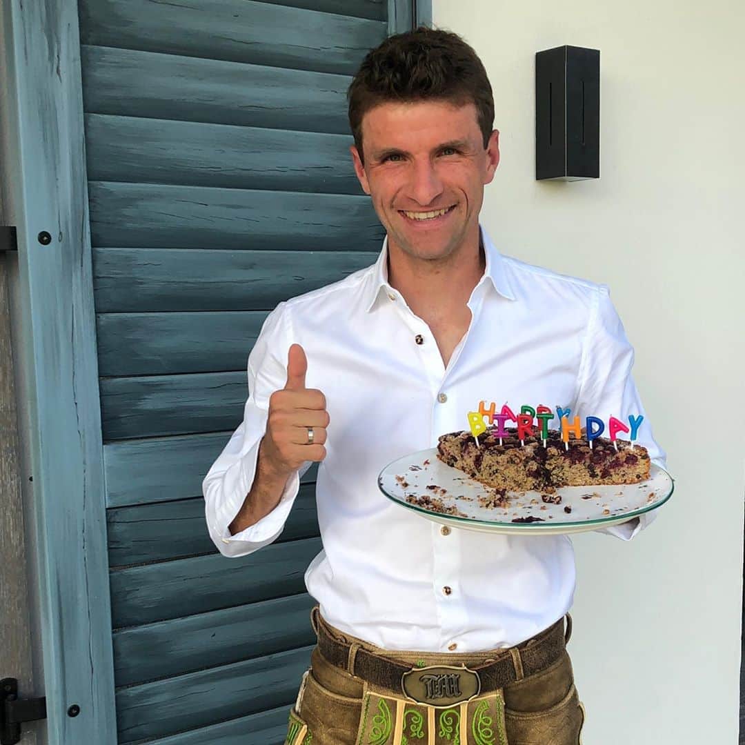トーマス・ミュラーのインスタグラム：「This year was special 🤩🍀🥇🥕 Thank you  #vivabavaria #stillfeelingit #lederhosenstyle #birthdaycake #meinlieblingskuchen #thankful」
