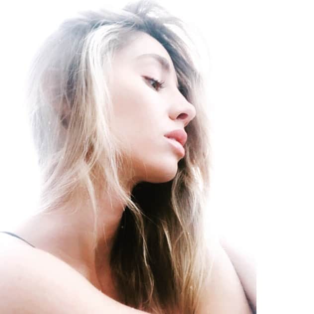 ブルック・バトラーのインスタグラム：「🕊  I recently felt myself falling into wounds of the past. I felt old thought patterns come in, places I thought I had come so far from. Then I remembered to be still, to listen. That’s when God presented me with Hebrews 12:  “We have all these great witnesses who encircle us like clouds. So we must let go of every wound that has pierced us and the sin we so easily fall into. Then we will be able to run life’s marathon race with passion and determination, for the path has already been marked out before us.”  I felt exhausted this week and realized God wanted to slow me down, I had strayed from Him. I remembered that I can’t keep running the race God has for me if I don’t lose the wounds and sin of the past. The pandemic has made it easy to be lazy, to lay in the ashes. But God wants us to run! We can’t continue on our path carrying a heavy backpack full of things we don’t need. Are we going to get bitter or are we going to get better?   🤍Remember to bring harmony. Heal conflicts that pain you. Betrayals that have been felt. “Blessed are the peace makers.” -Matthew 5:9. Be a bridge maker.   🤍If you are concerned about money or health during this time know that God made a promise to take care of you. “The Lord gives you the power to be wealthy, to be healthy.” - Deuteronomy 8:18.  My prayer is that your wounds miraculously heal today. That you put down the heavy backpack, put on the armor of God, and face life fearlessly. That the unexpected circumstances of life be determined by faith, and faith will always have your back. I pray that if you feel overwhelmed that God replaces that feeling with grace. God laughs when we make plans. He throws unexpected circumstances at us…but it is for a miraculous awakening.  We don’t know what tomorrow brings. But what we always have if we simply remain still is faith. How relieving is that? Keep running Gods race for you. Keep going. Keep getting up. You are not your mistakes, you are how you heal and get up from your mistakes. It’s all coming for you.   God’s the solution. He has a plan for your life. Don’t put yourself on the sidelines. Be still. Pray. Listen.」
