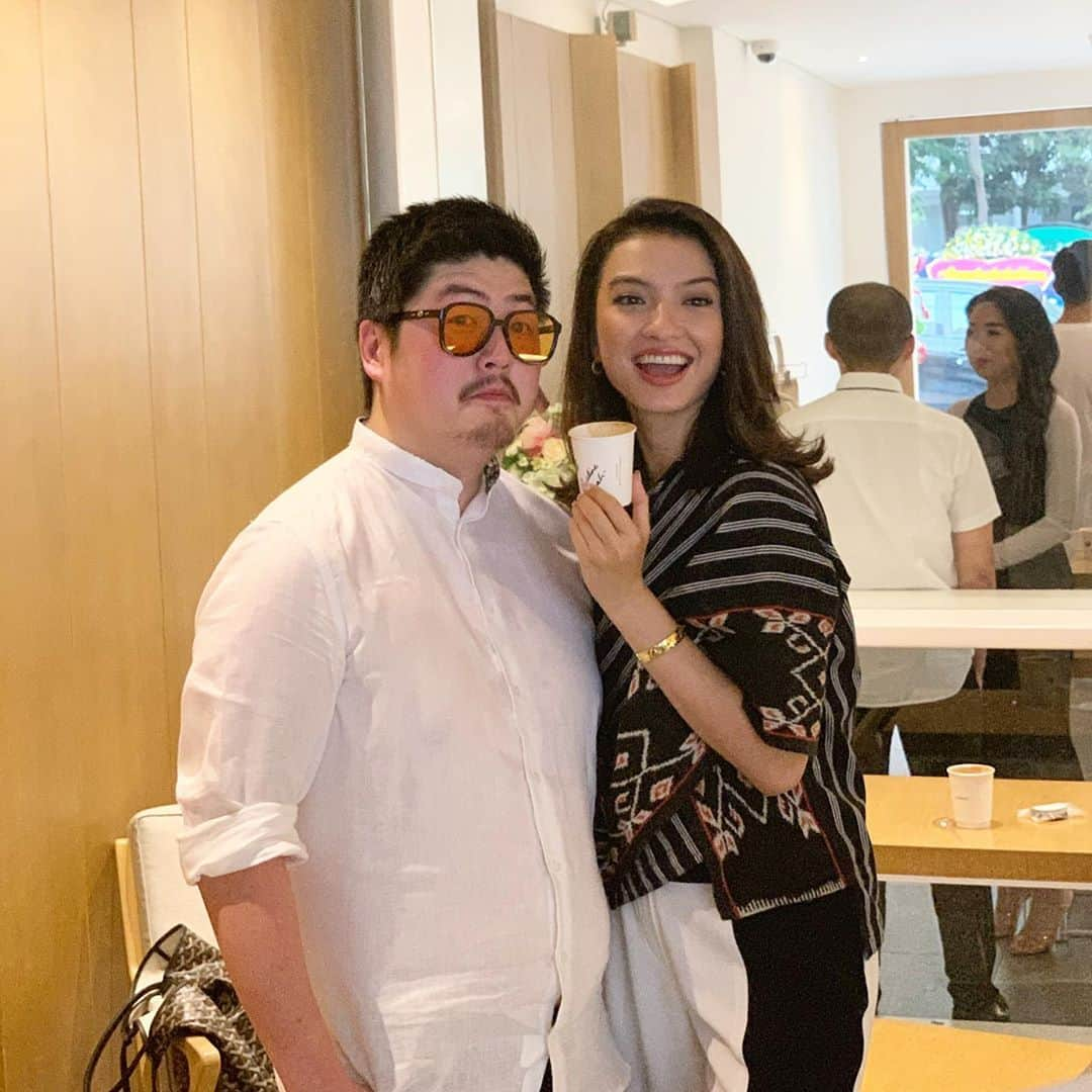 ラライン・シャーさんのインスタグラム写真 - (ラライン・シャーInstagram)「Terimakasih teman teman atas doa dan dukungannya buat Kisaku. Throwback ke tahun lalu di acara launching kita. What can I say? I am grateful and I feel overwhelmed with the blessings I have in the form of friends. ❤️#kisakuanniversary」9月14日 1時57分 - ralineshah