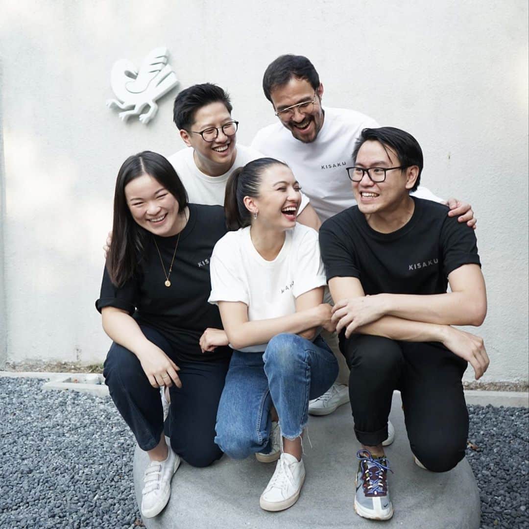 ラライン・シャーのインスタグラム：「Terimakasih teman teman atas doa dan dukungannya buat Kisaku. Throwback ke tahun lalu di acara launching kita. What can I say? I am grateful and I feel overwhelmed with the blessings I have in the form of friends. ❤️#kisakuanniversary」