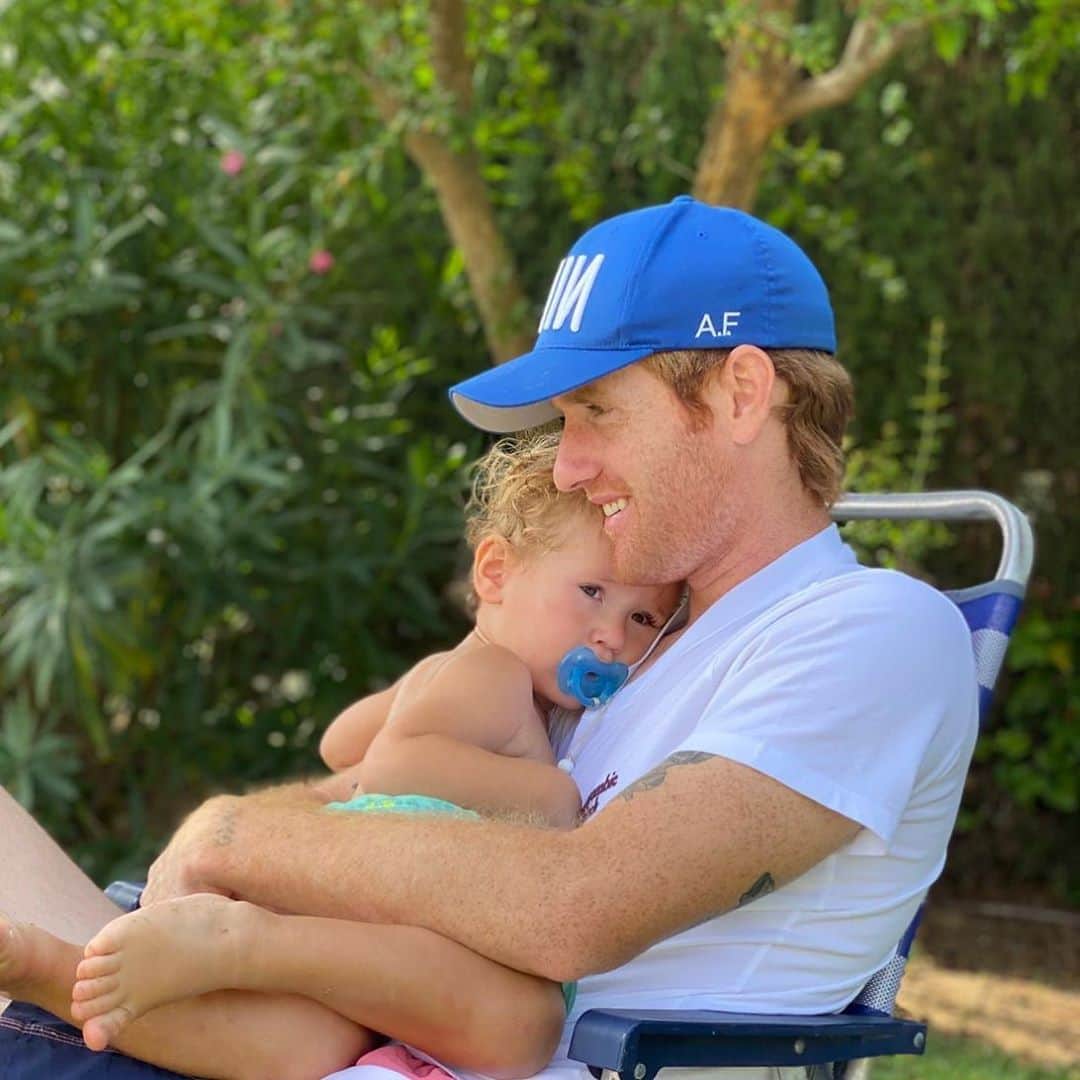 アレハンドロ・フェルナンデス・イグレシアスのインスタグラム：「Con mi chinito favorito desconectando ☺️  #MiniAlex #Miniyo」