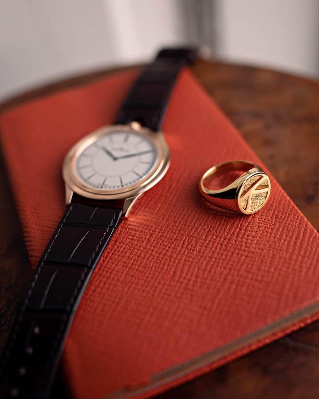 MR PORTERのインスタグラム：「Accessories fit for a Kingsman 👑 #MRPORTERxKingsman  Watch crafted by @jaegerlecoultre, ring by @deakin_francis and notebook by @smythson. Shop the full collection via the link in bio.」
