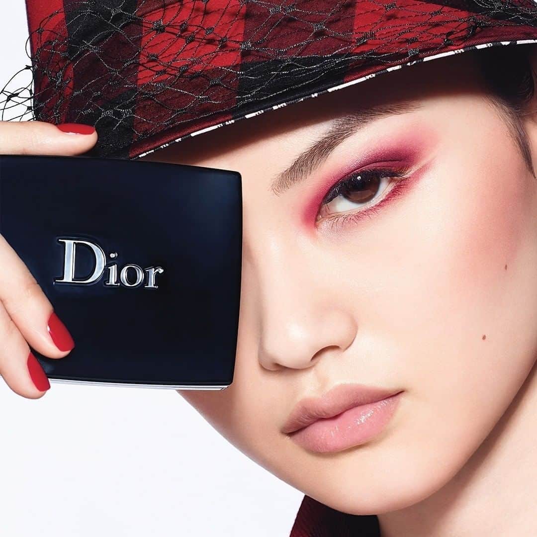 のインスタグラム：「Rouge Trafalgar pays homage to the red runway look that Christian Dior included in each collection to surprise the crowd. Now available in a beautiful couture palette to get the most intense eyelook! • 5 COULEURS COUTURE 879 Rouge Trafalgar DIORSHOW ICONIC OVERCURL 090 Black • #diormakeup #diorshow @diormakeup」