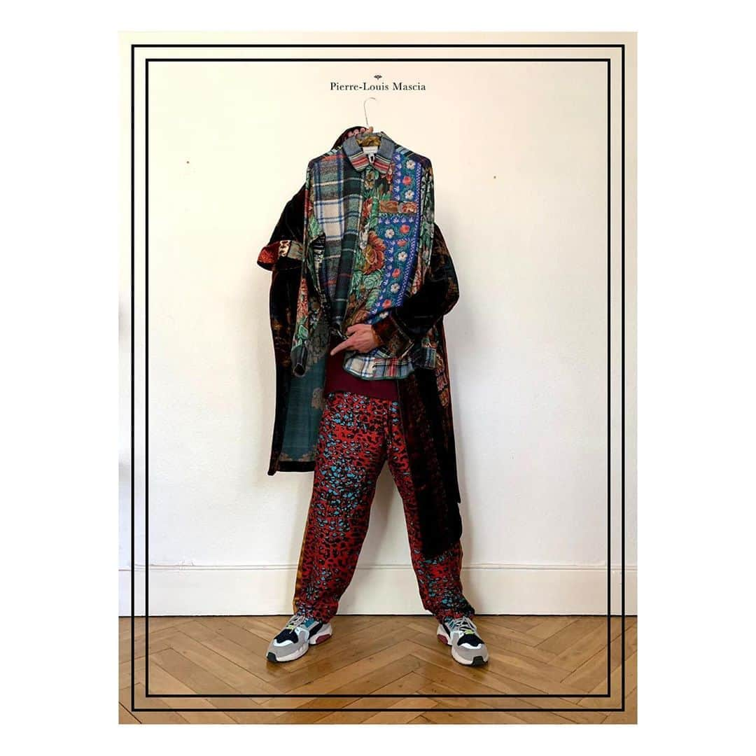 Pierre-Louis Masciaさんのインスタグラム写真 - (Pierre-Louis MasciaInstagram)「FW20 Unpredictable Edit by Pierre-Louis Mascia, a series of styles as seen by Pierre-Louis.  Hiding behind an absolute beauty! Padded overshirt featuring mixed floral and tartan all over print. . #plm #pierrelouismascia #unpredictableclassic #womenswear #menswear #prints #collection #fw20」9月14日 2時22分 - pierrelouismascia