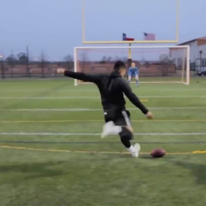 F2Freestylersのインスタグラム：「🗣 “Super Bowl Knuckleball..” @nfl is back!!! 🏈 Who’s your NFL team? 🤔」
