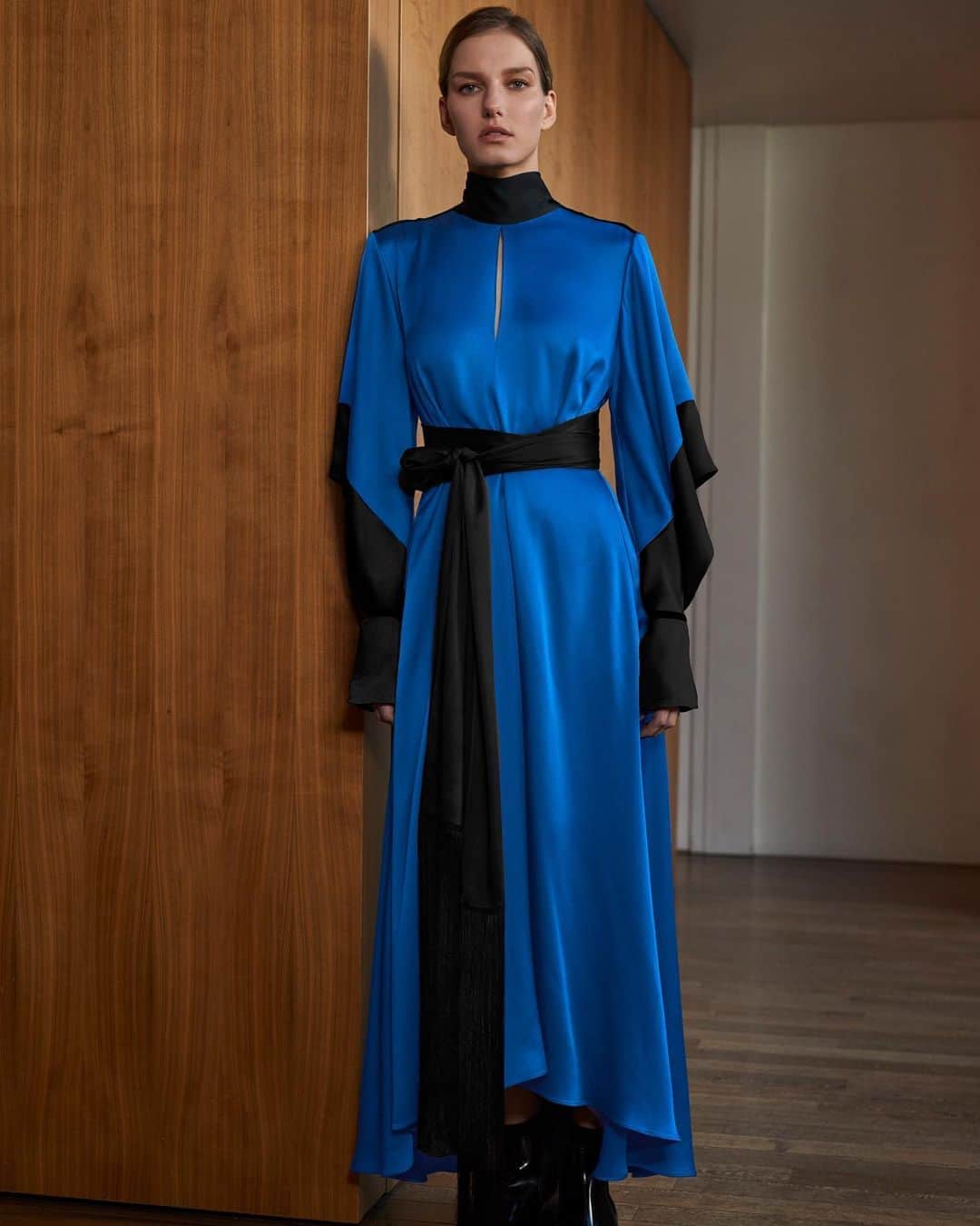 アマンダ ウェイクリーのインスタグラム：「A contemporary take on kimono dressing in iconic Wakeley satin...」