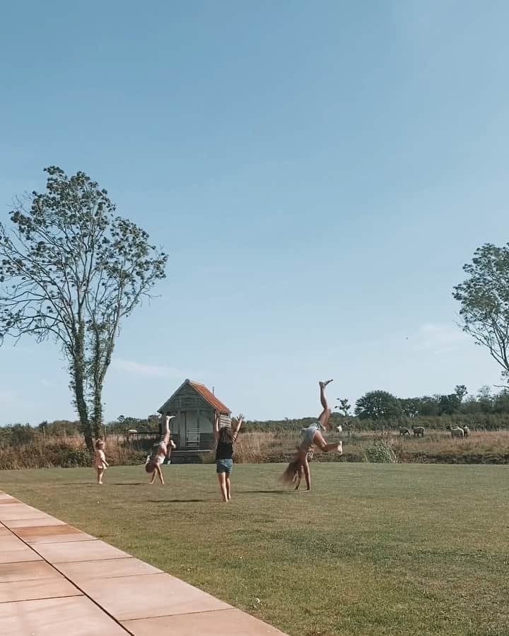 ルー・ティーズデールのインスタグラム：「Childhood* 🐑🧃」