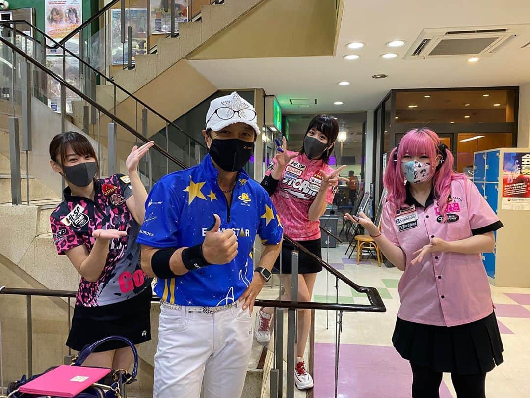 のインスタグラム：「昨日は立川スターレーンで僕、岩見彩乃プロ💕、坂本詩織里プロ💕、大仲純玲プロ💕と言う超豪華なチャレンジが開催されました‼️このメンバーが揃うのはなかなかないと思います😊✌️立川スターレーンとスポンサーの山下さんに心から感謝いたします‼️いつも有難うございます🙇‍♂️🙏チャレンジの方は大盛況で、告知してすぐにsold outのキャンセル待ち！さすが人気のプロ3人😉👍 今回は第1シフトと第2シフトの間に僕のショー🎤も楽しんで頂きました😊 そして協賛のBOWL STAR社からは黒田アーサーモデルのユニフォームも作って頂き優勝者🏆にプレゼント🎁！僕のサインと投球シルエットが入ってめちゃカッコイイんです💕😊 また次回のチャレンジも楽しみにして下さい！ご参加頂いた皆様！ありがとうございました❣️ #立川スターレーン  #岩見彩乃プロ  #坂本詩織里プロ  #大仲純怜プロ  #黒田アーサー #4人チャレンジ  #ボウリング好きな人と繋がりたい  #ボウリング愛 #bowling #볼링」