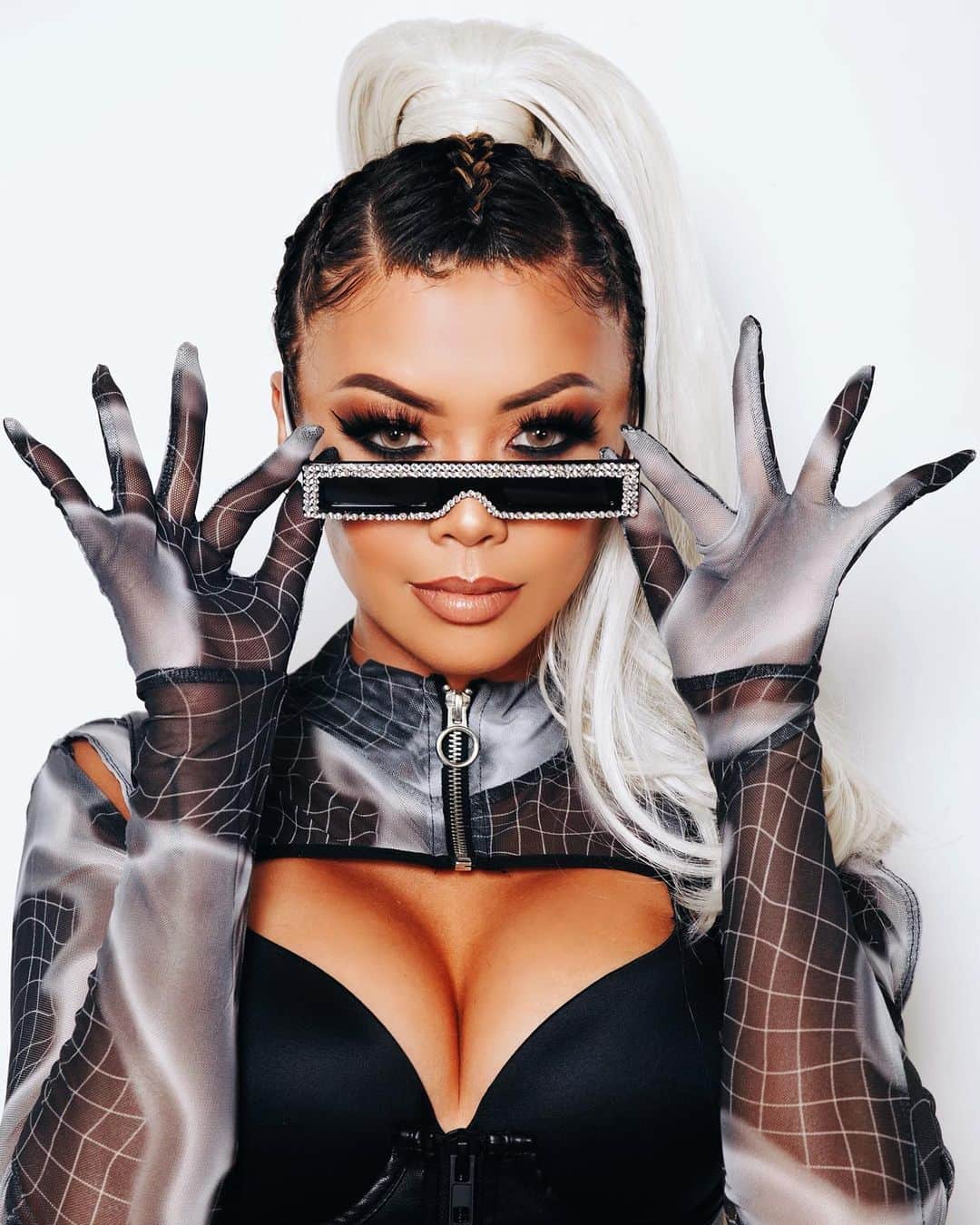 リアン Vのインスタグラム：「Issa vibe 😎 My “LIANE” @insertnamehere pony also available in platinum blonde! 👱🏼‍♀️   Photo: @mdanielsphoto  Outfit: @dollskill  Hair: @hairbycinn  Makeup: @mua_marilyn」